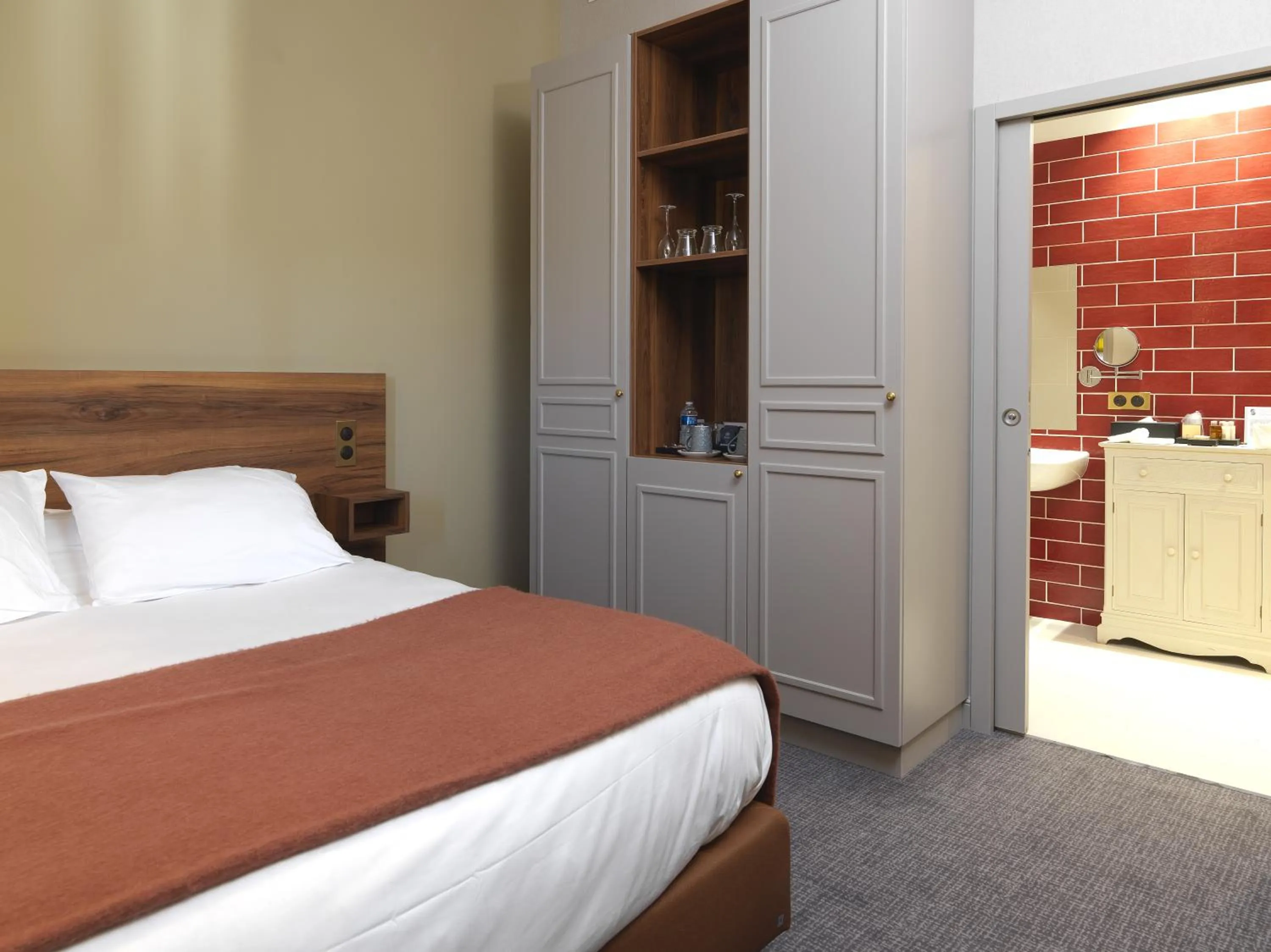 Photo of the whole room, Bed in Hôtel Restaurant Les Grains d'Argent Dizy - Epernay