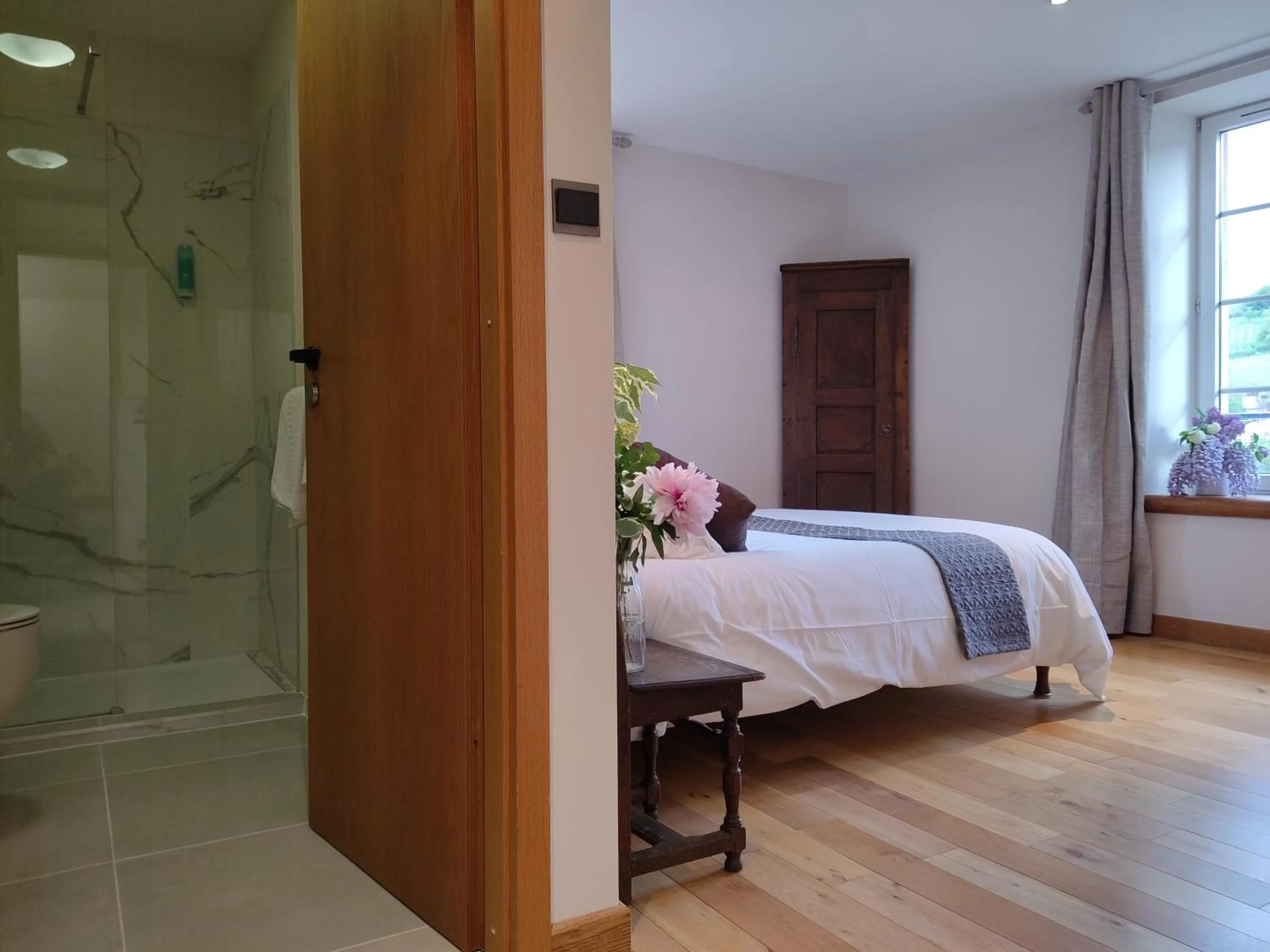 Shower, Bed in La Bonneterie
