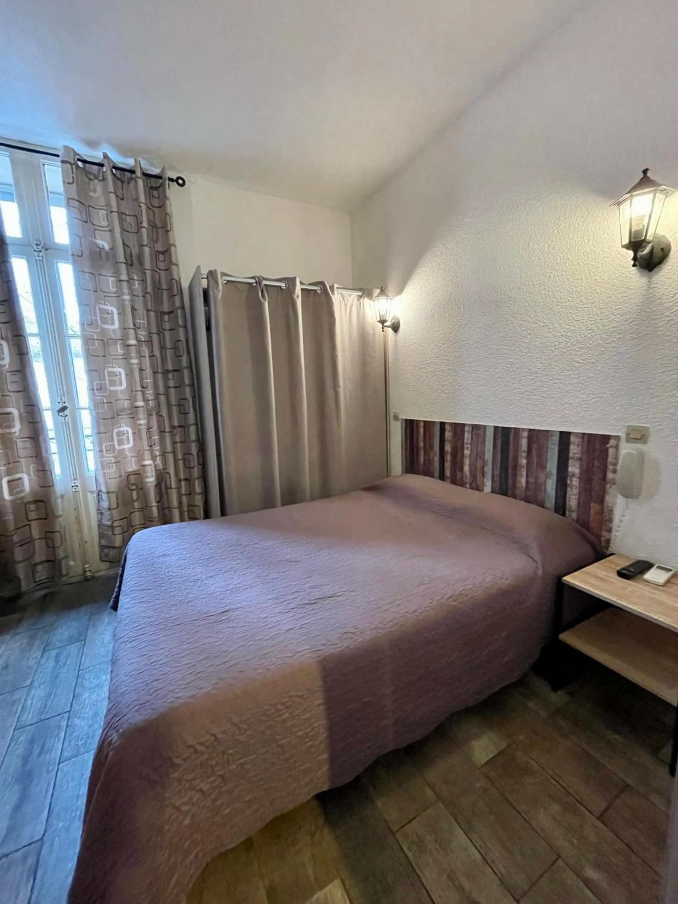 Photo of the whole room in Hotel Alexander