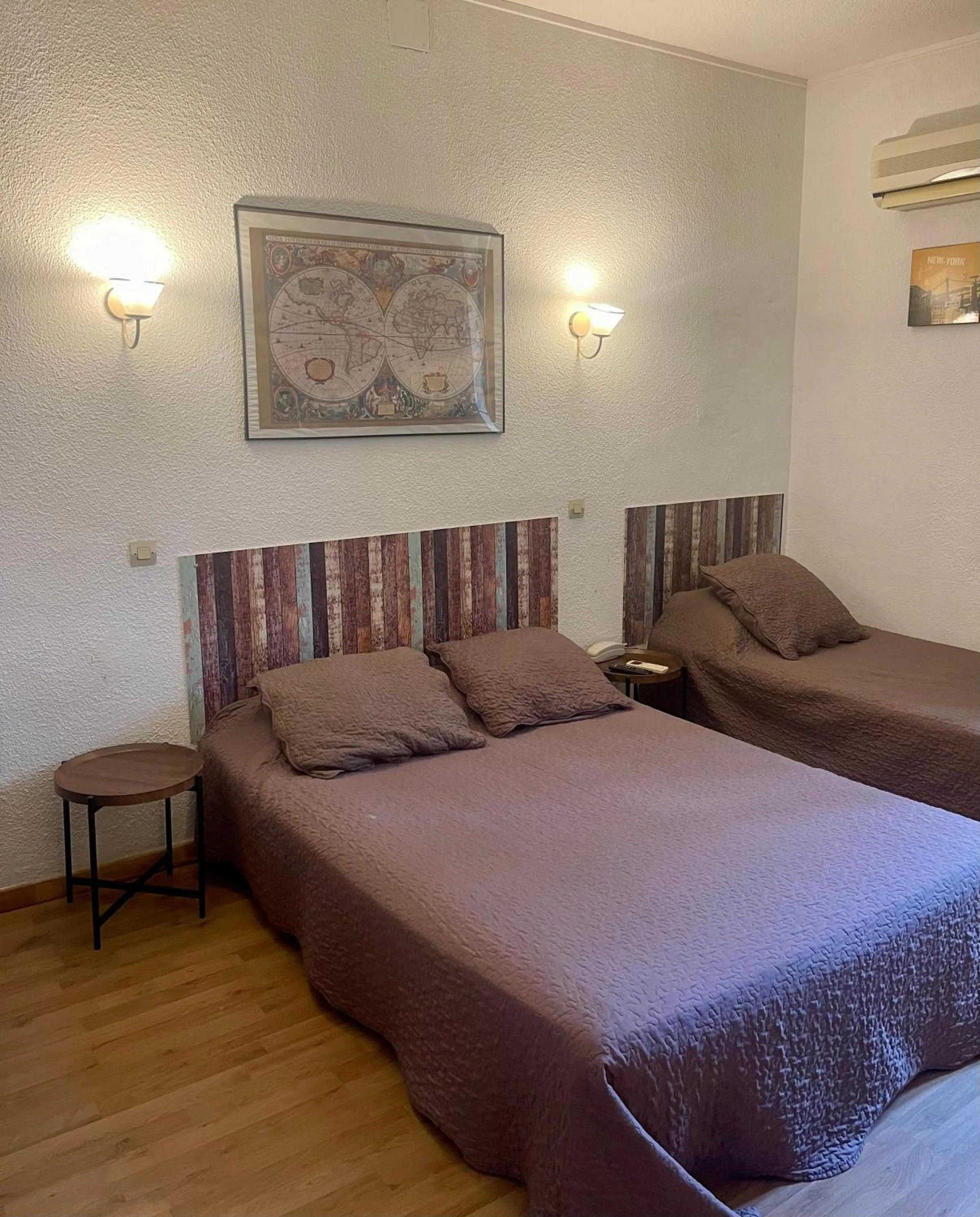 Photo of the whole room in Hotel Alexander