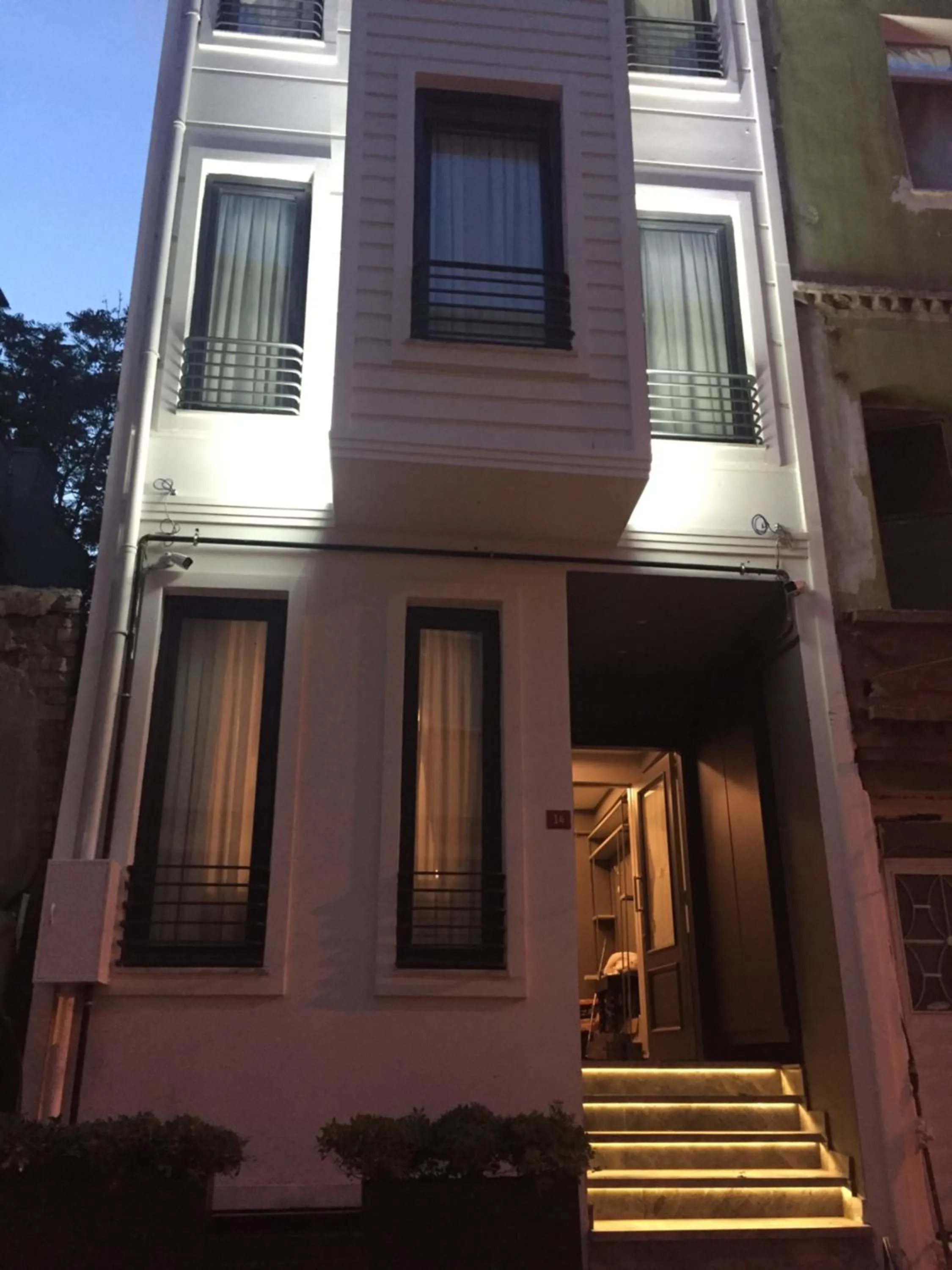 Facade/entrance in KONAK BELLA 3