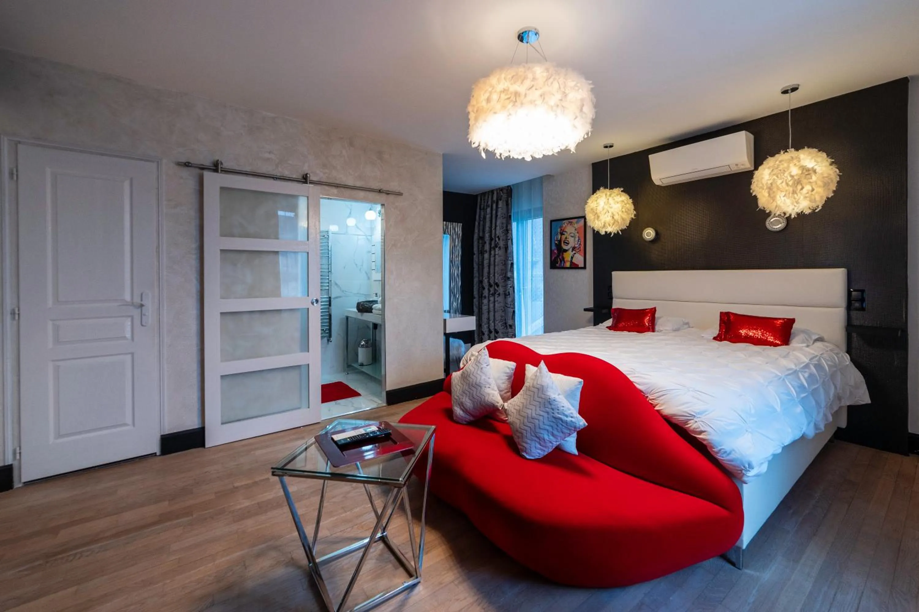 Photo of the whole room in Les Étoiles