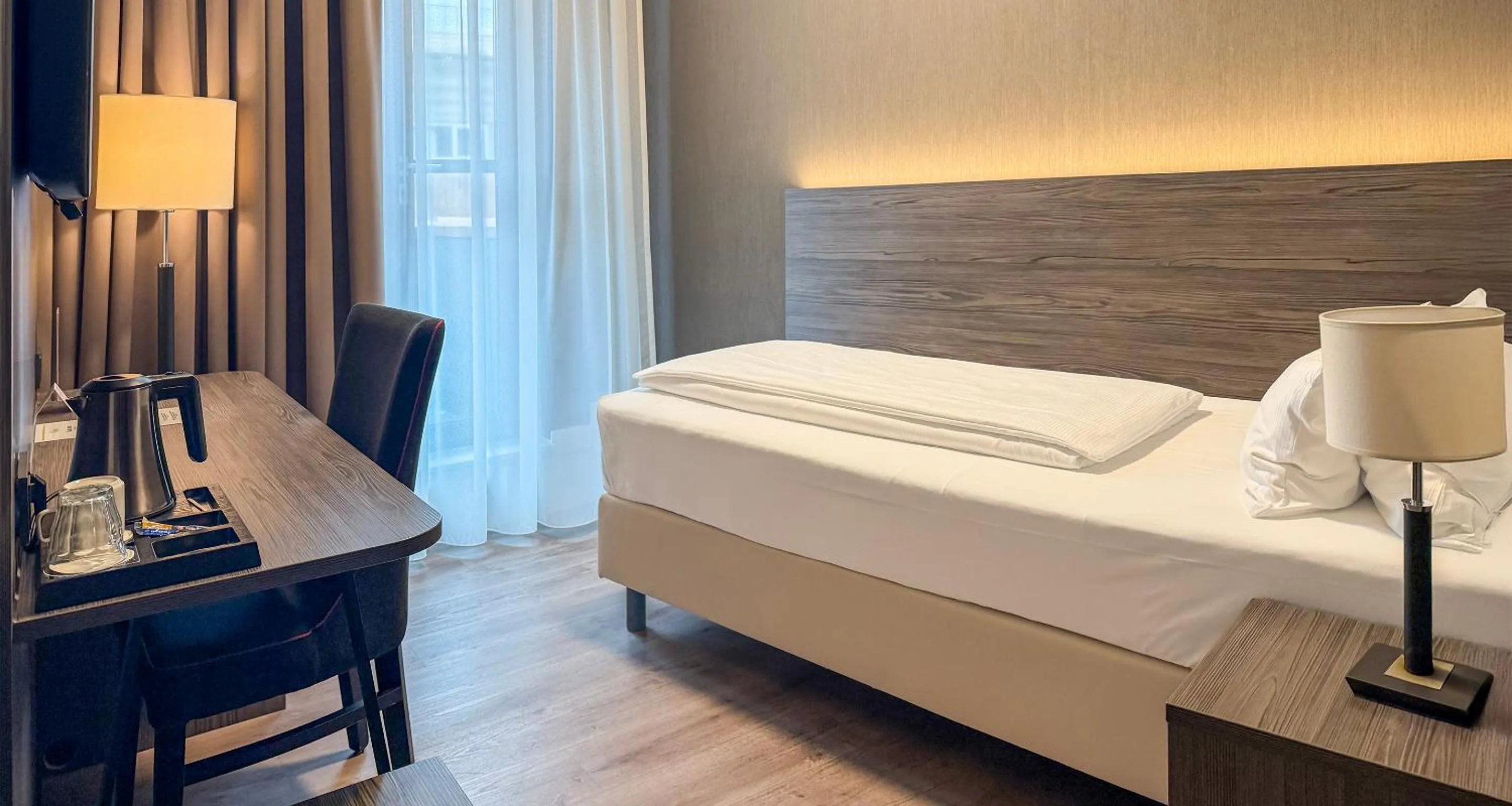 Coffee/tea facilities, Bed in PLAZA Premium Den Haag City Center