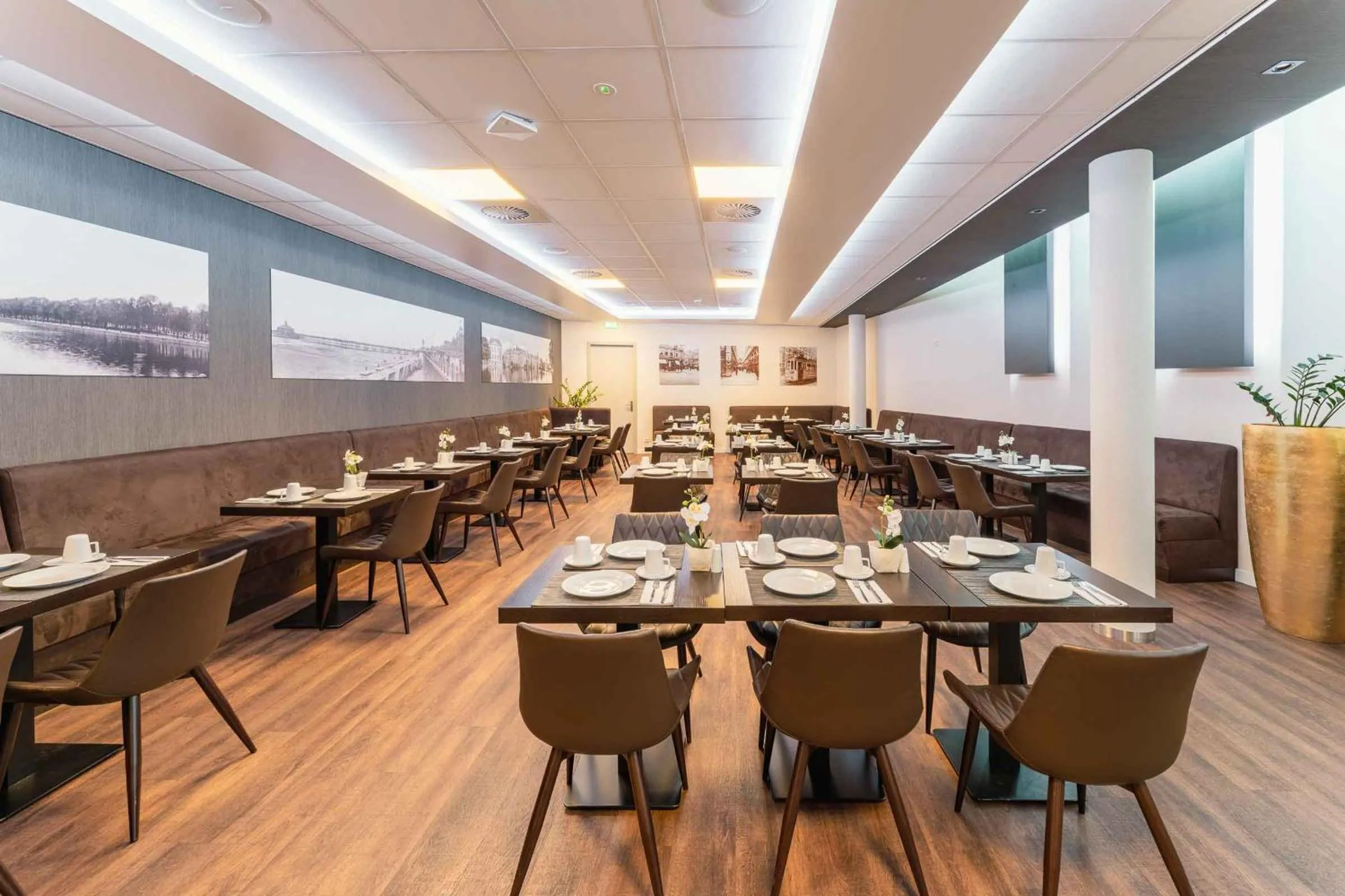 Restaurant/places to eat in PLAZA Premium Den Haag City Center