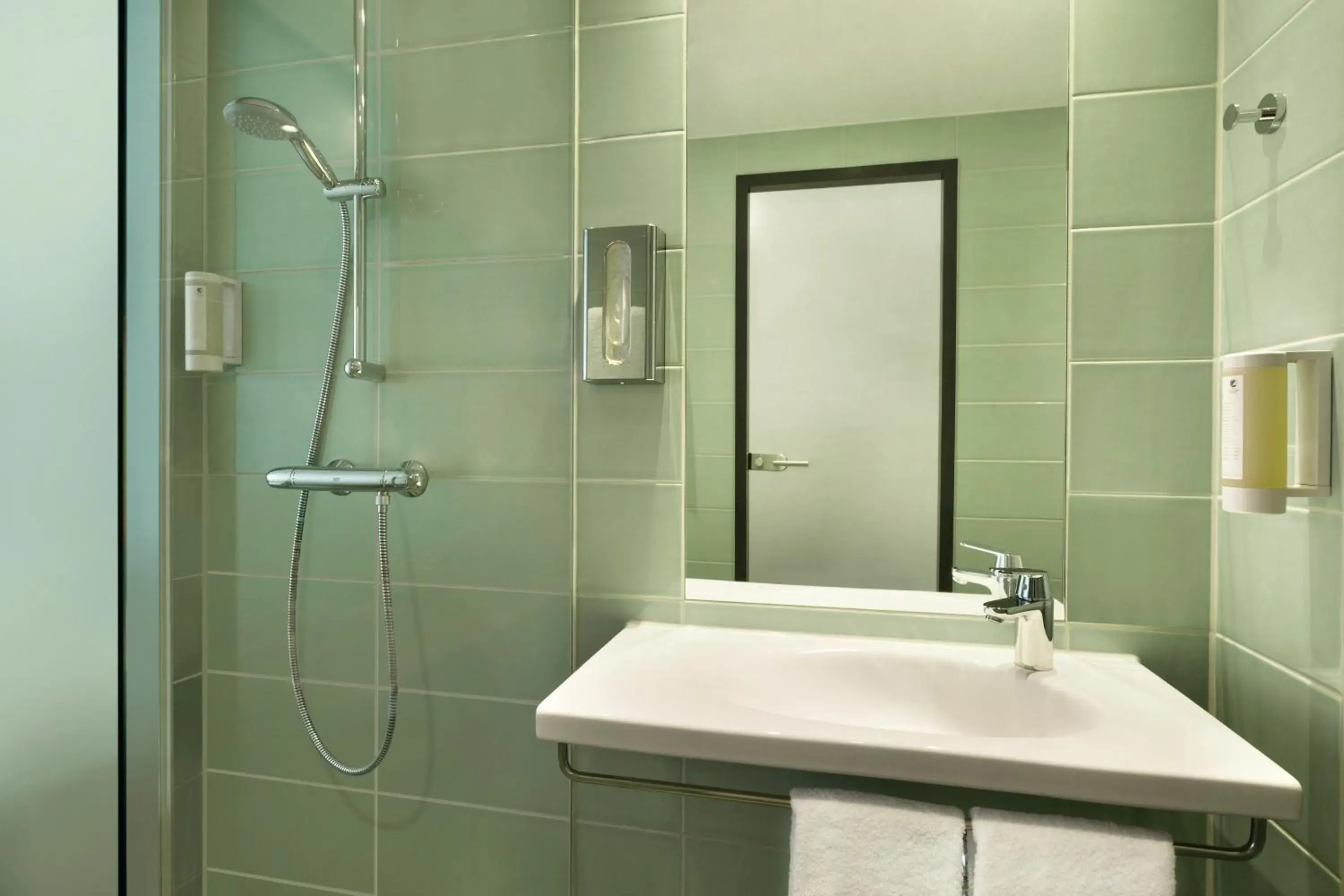 Bathroom in Super 8 by Wyndham Hamburg Mitte Bathroom in Super 8 by Wyndham Hamburg Mitte