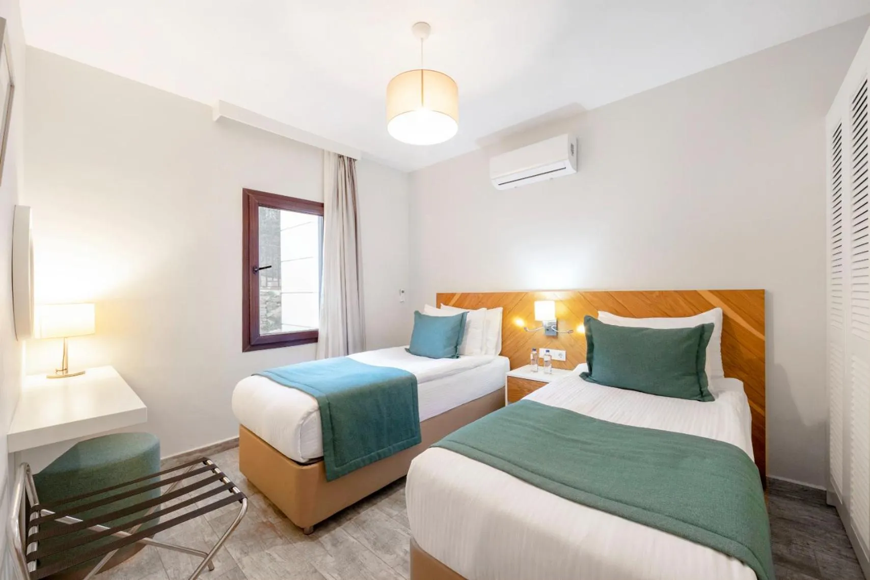 Bedroom, Bed in Dorman Suites