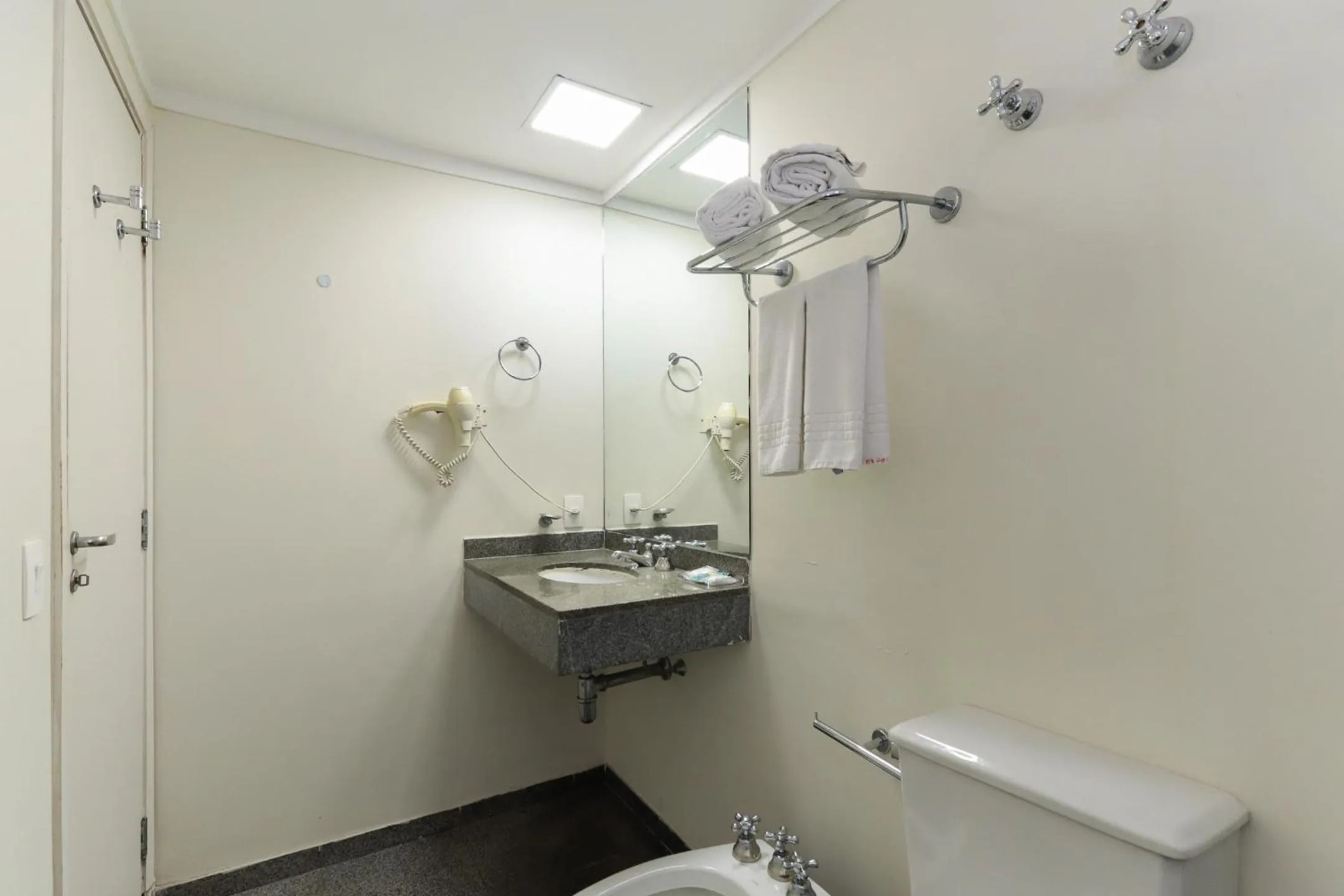 Shower in H4 Hotel Opera Jardins