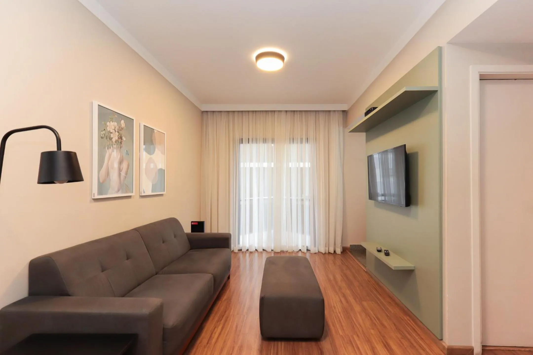 Communal lounge/ TV room in H4 Hotel Opera Jardins