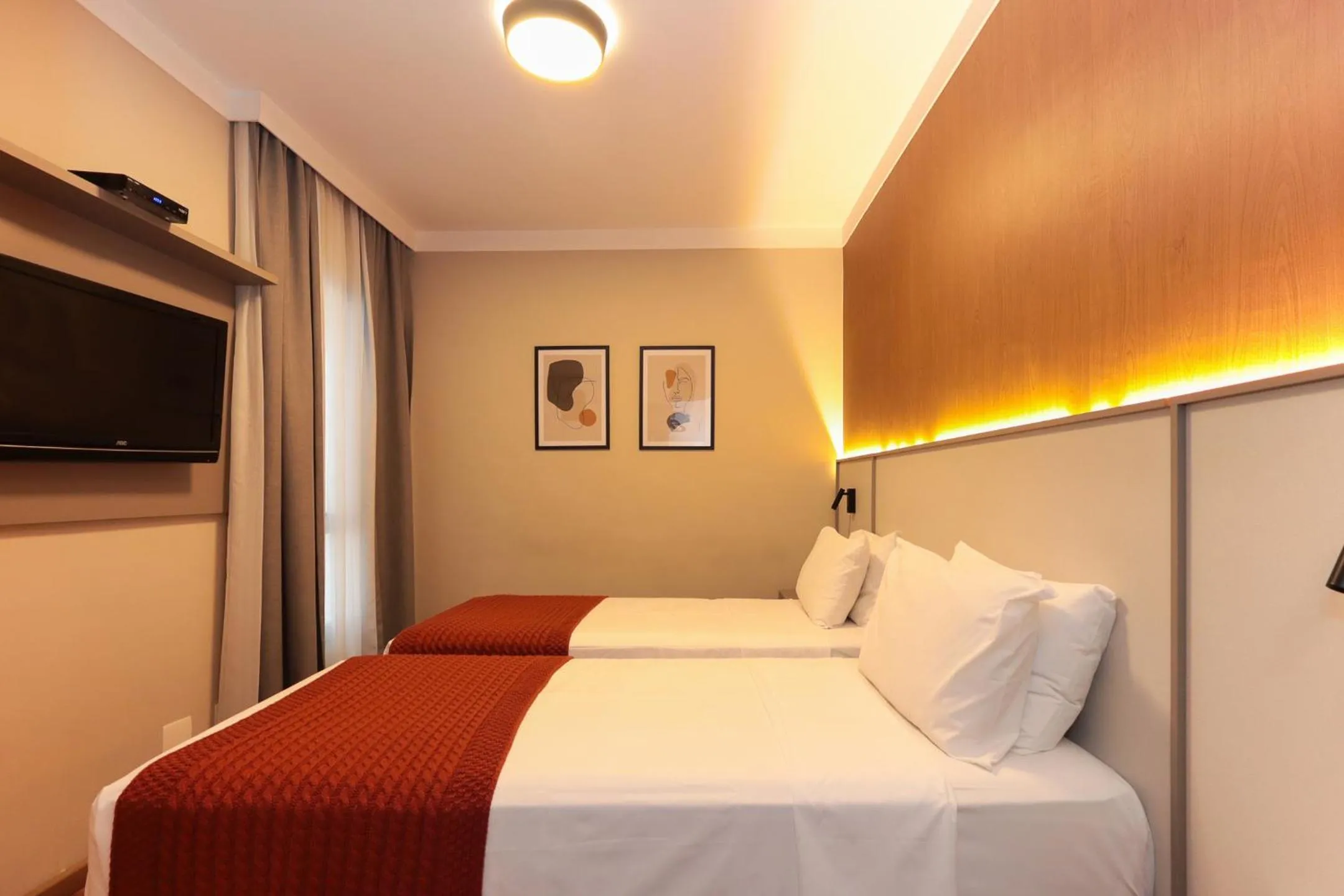 Bed in H4 Hotel Opera Jardins