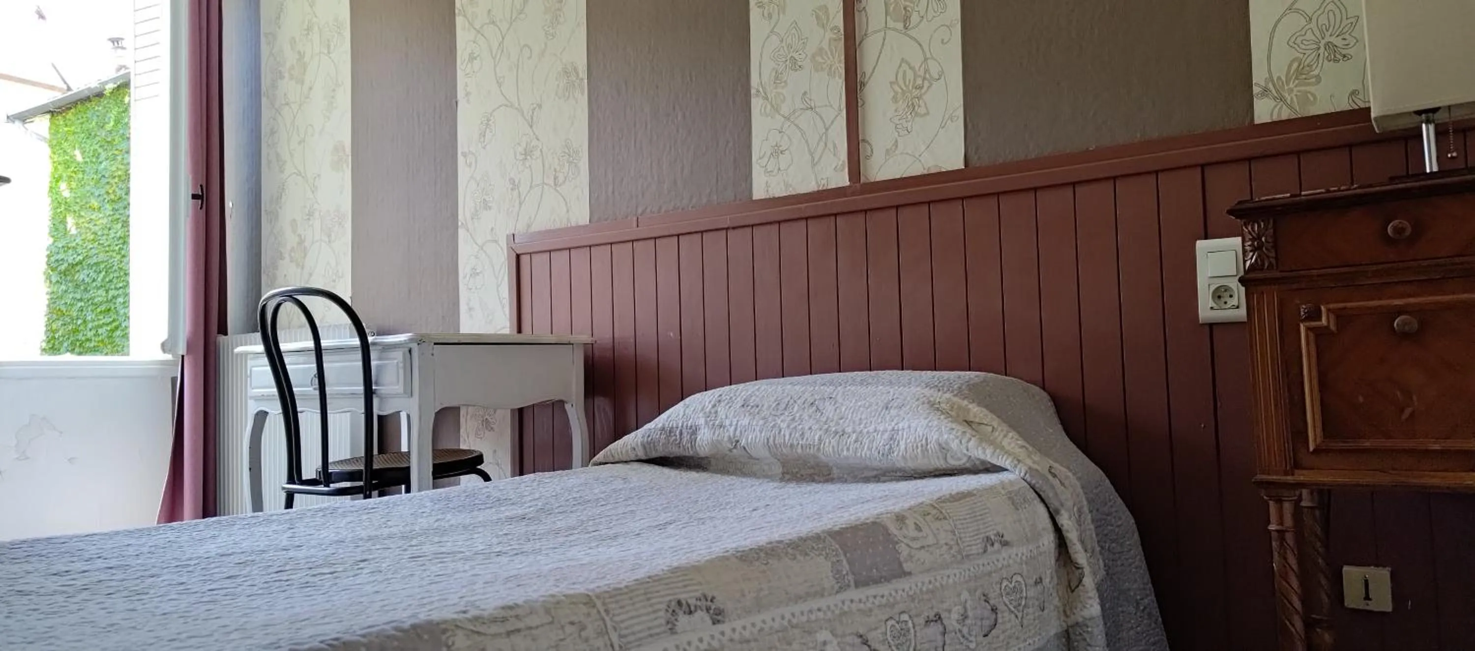 Bed in Hôtel des Jacobines