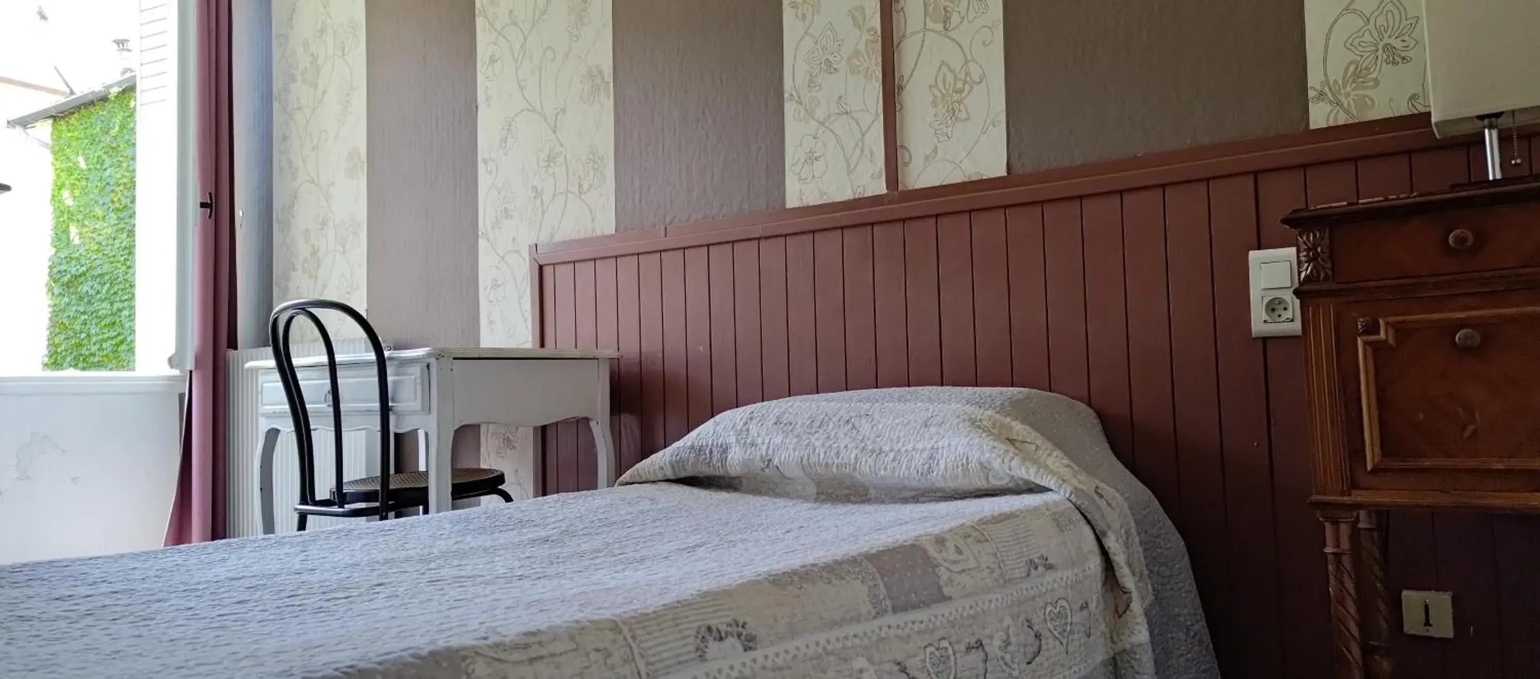 Bed in Hôtel des Jacobines Bed in Hôtel des Jacobines