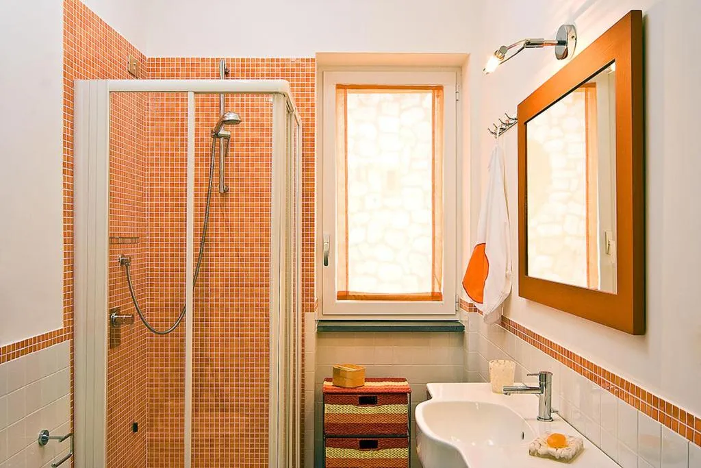 Bathroom in Le Capannelle by Feeling Italy