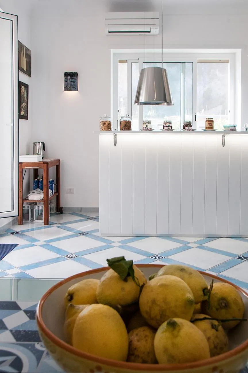 Communal lounge/ TV room in B&B Amalfè