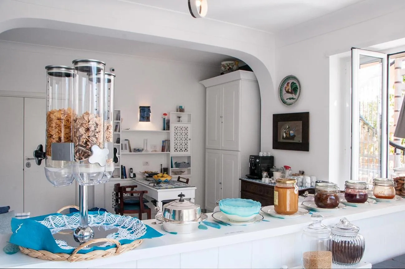 Communal lounge/ TV room in B&B Amalfè