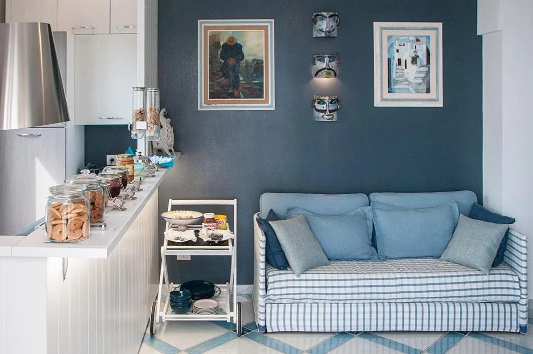 Communal lounge/ TV room in B&B Amalfè