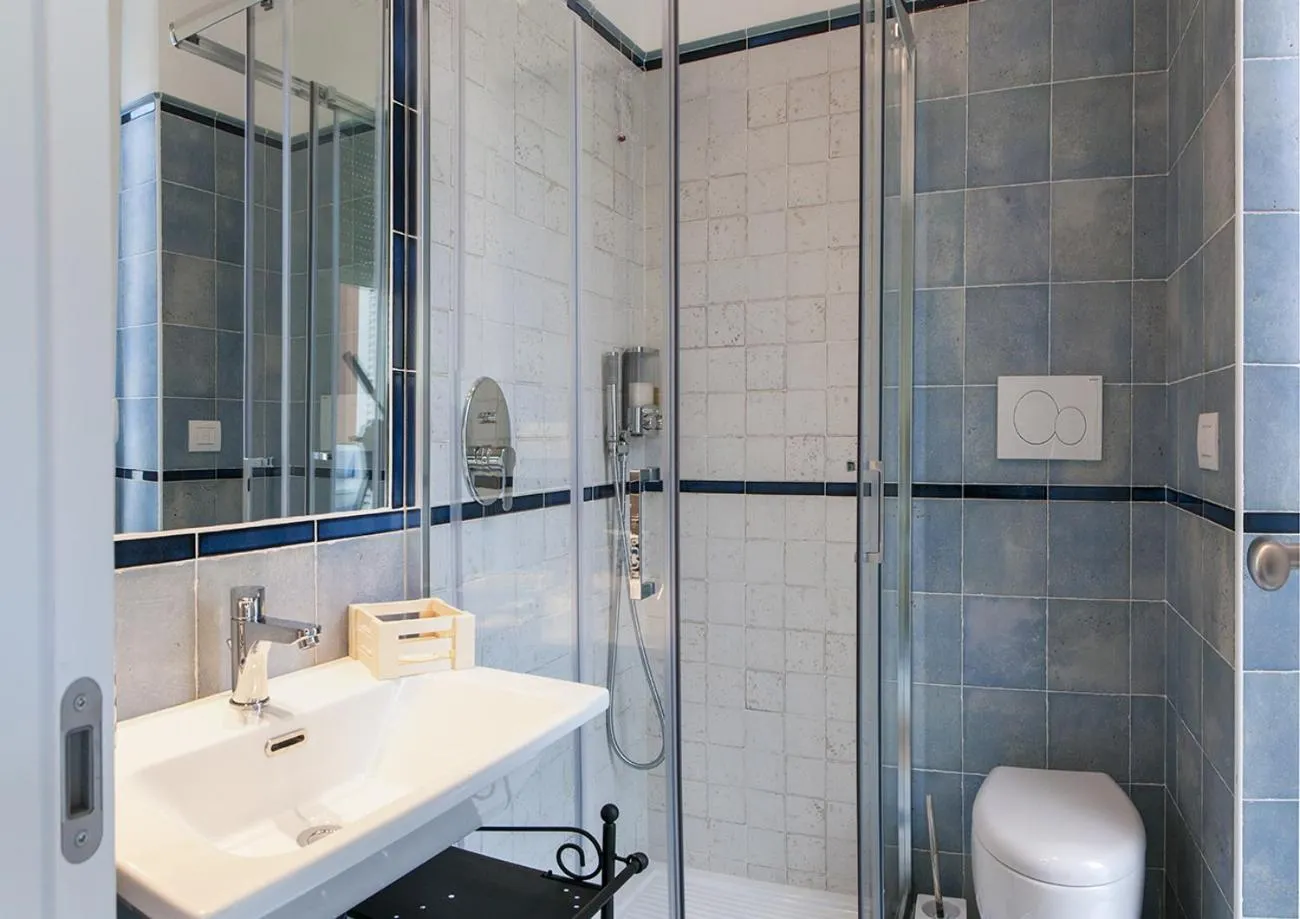 Shower in B&B Amalfè