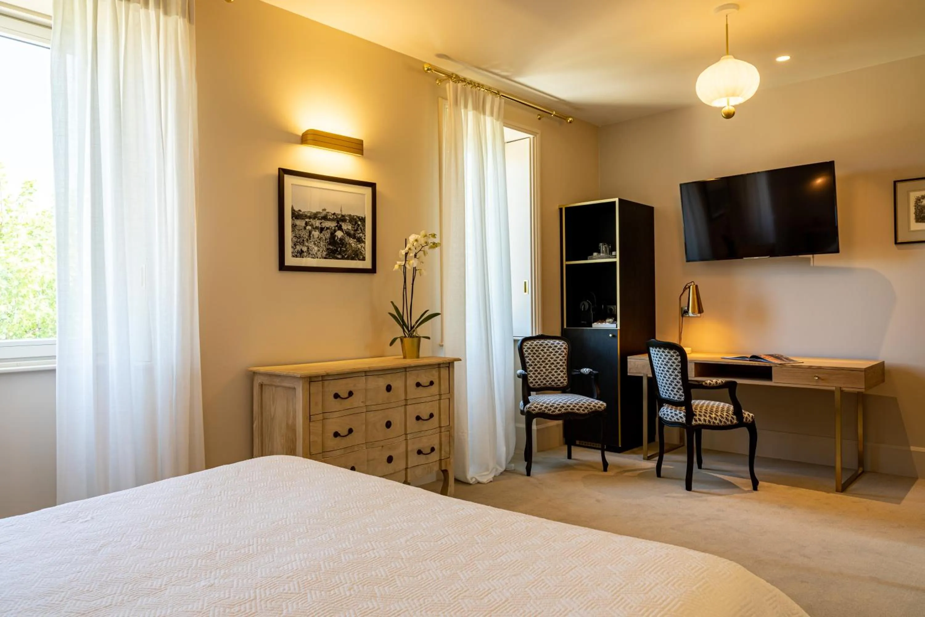 Coffee/tea facilities, Bed in Olivier Leflaive Hôtel Restaurants