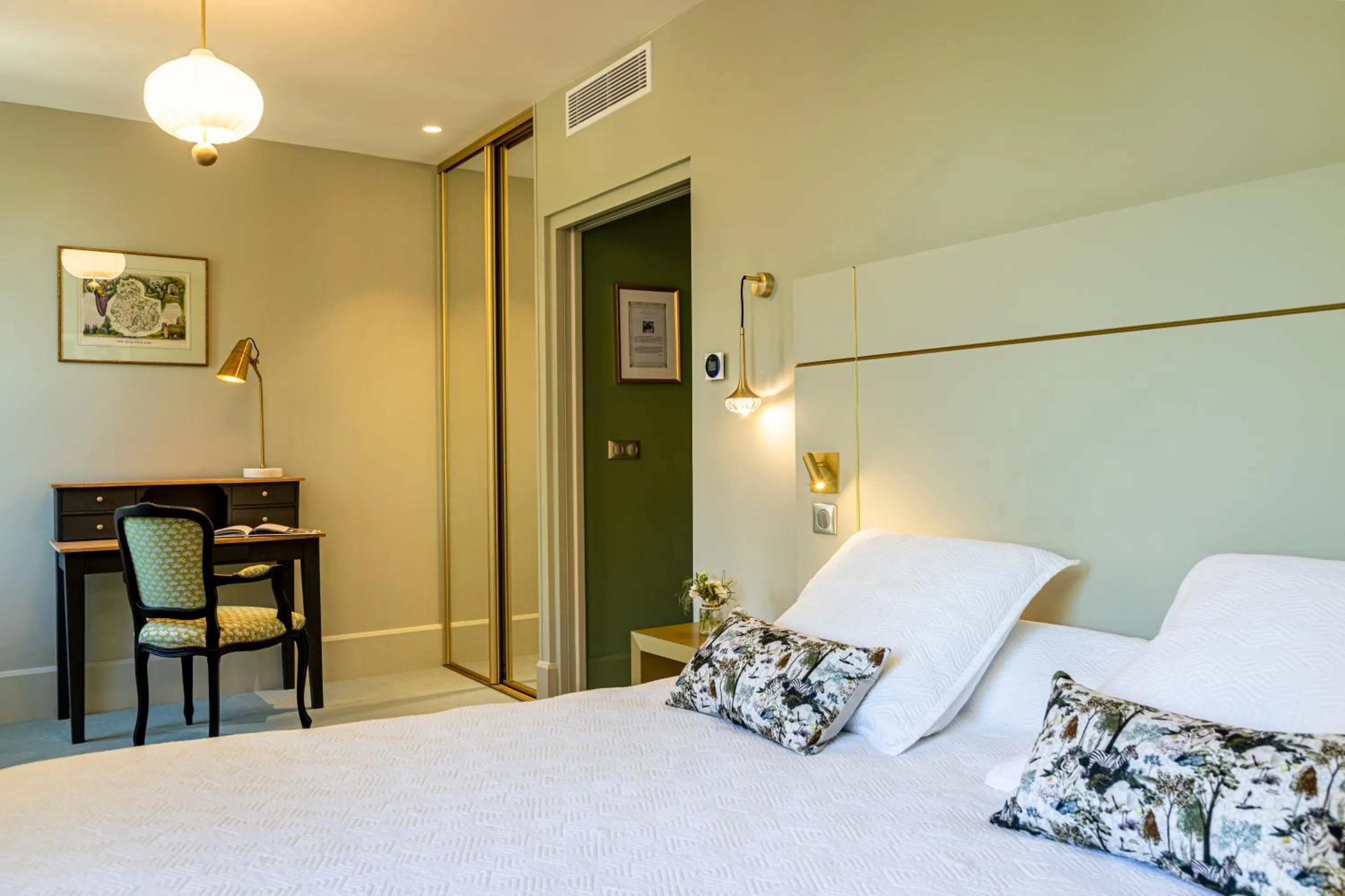 Photo of the whole room, Bed in Olivier Leflaive Hôtel Restaurants