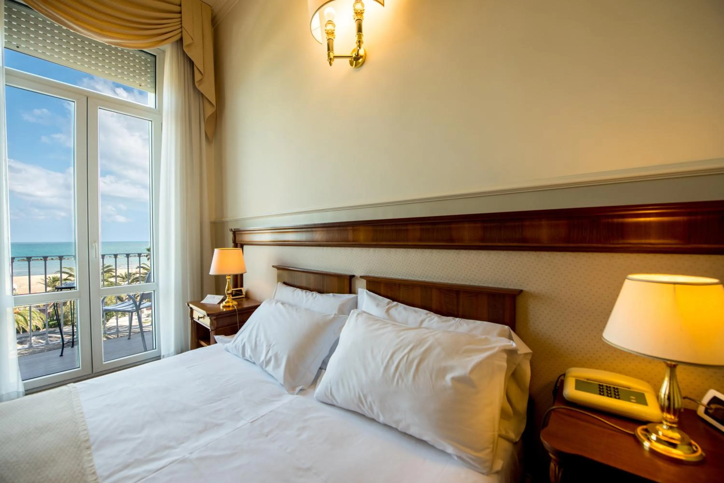 View (from property/room), Bed in Hotel Progresso