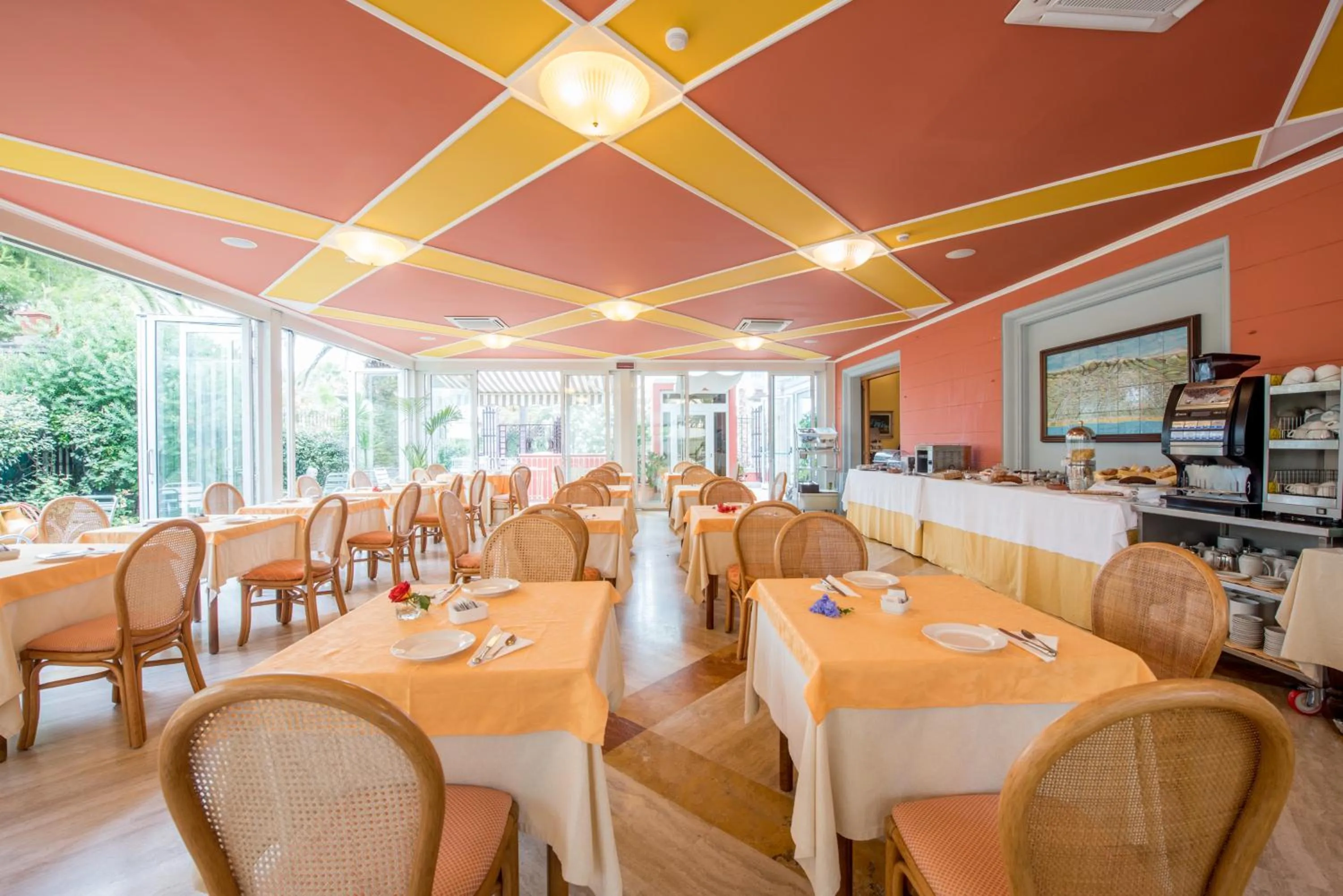 Restaurant/places to eat in Hotel Progresso