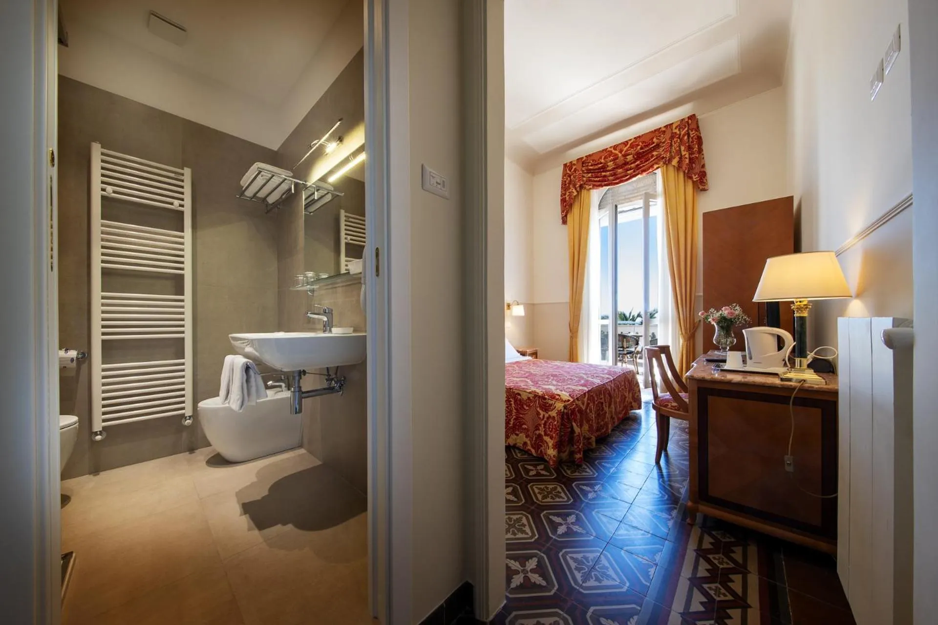 Bathroom, Bed in Hotel Progresso