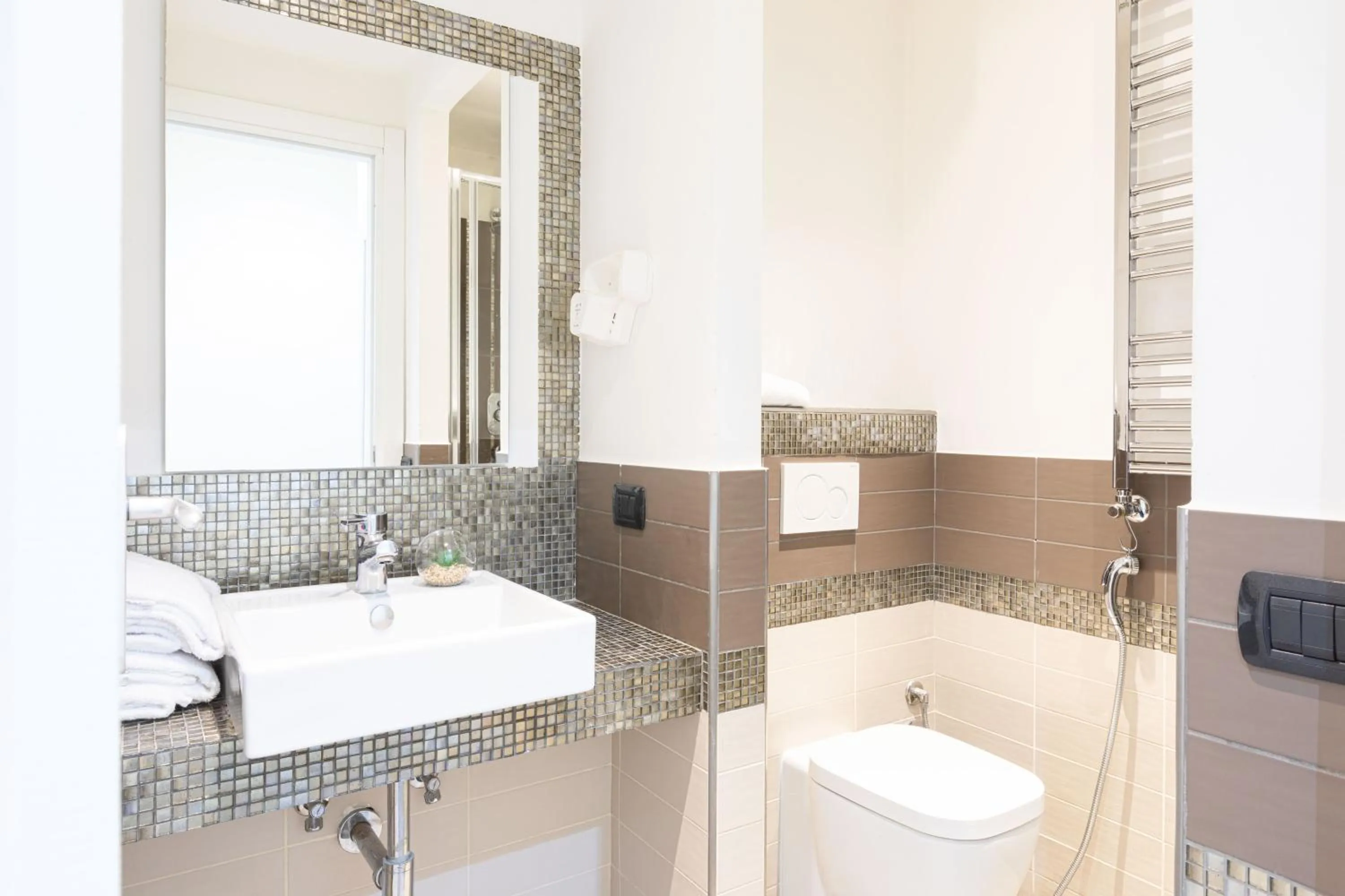 Shower in Cesar Vatican Rooms