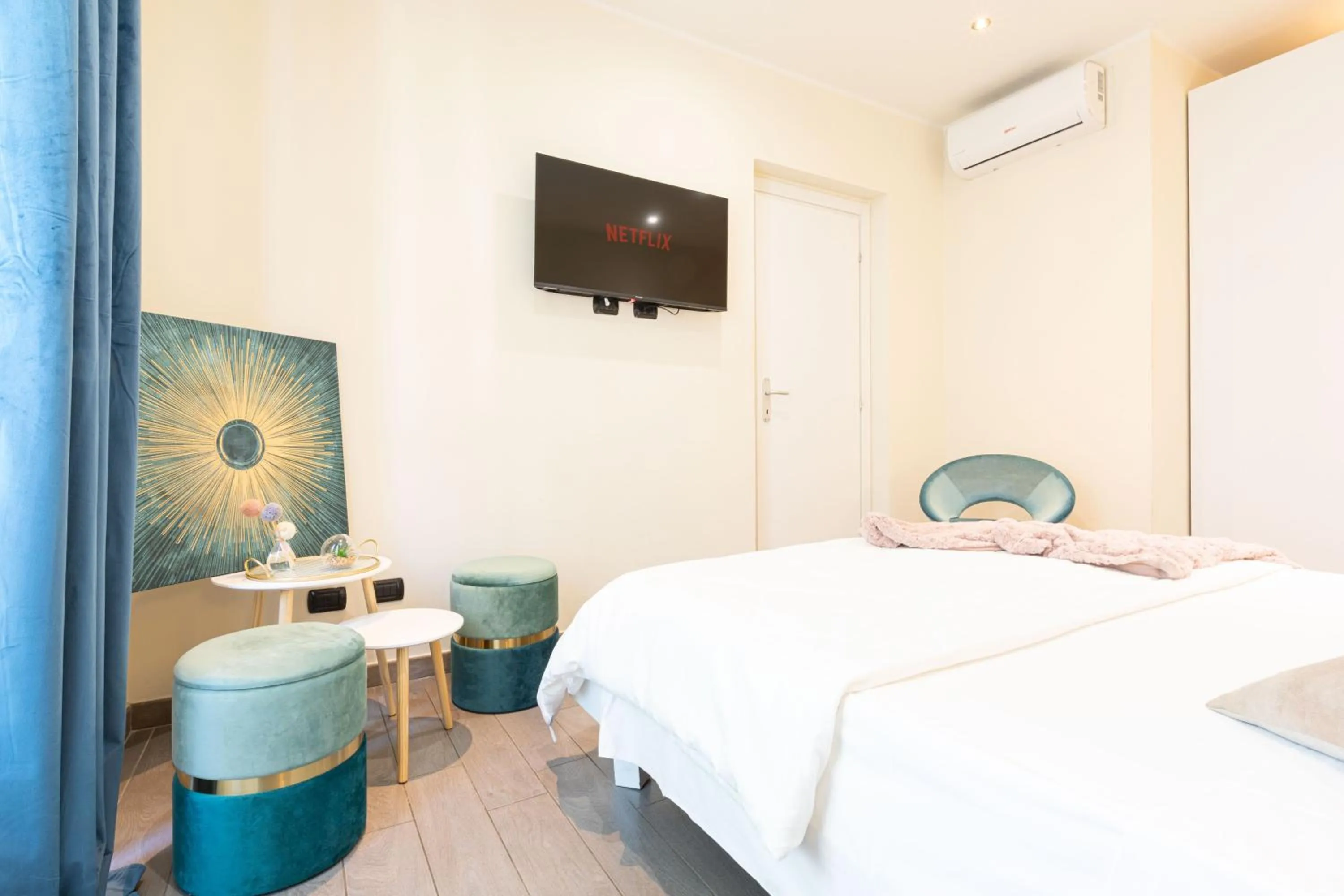 Photo of the whole room, Bed in Cesar Vatican Rooms