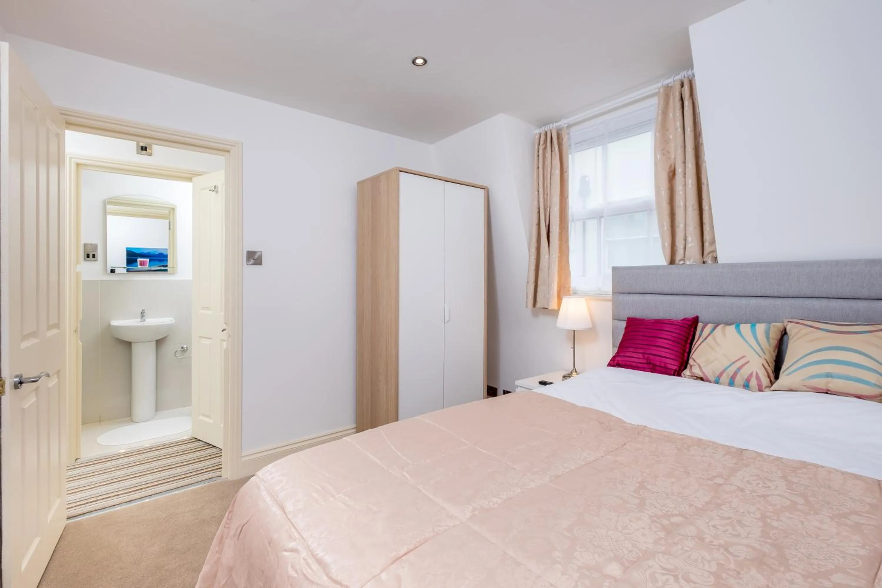 Bedroom, Bed in Marylebone Apartments