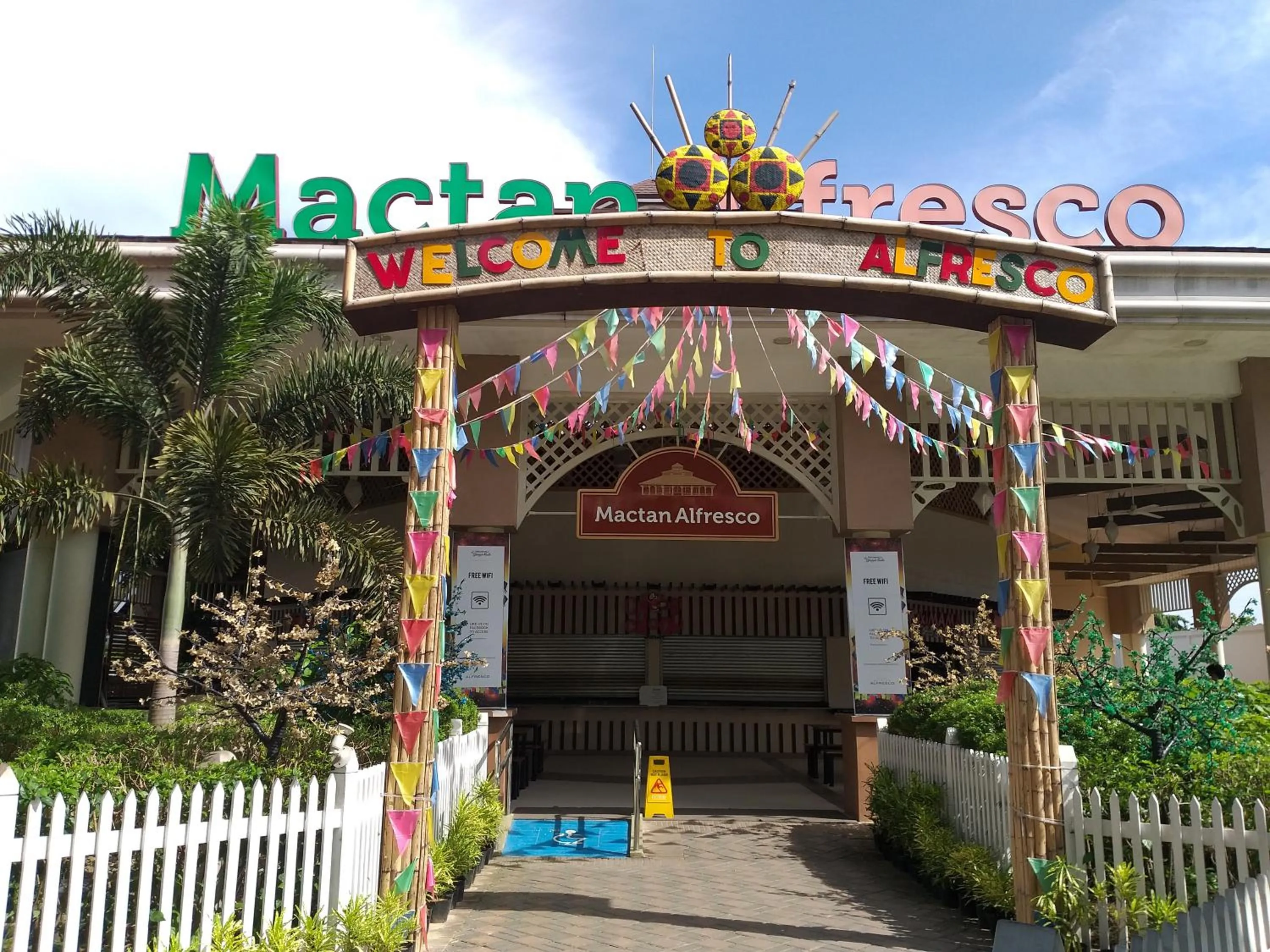 Restaurant/places to eat in Mactan Newtown with Sun Set and Garden View