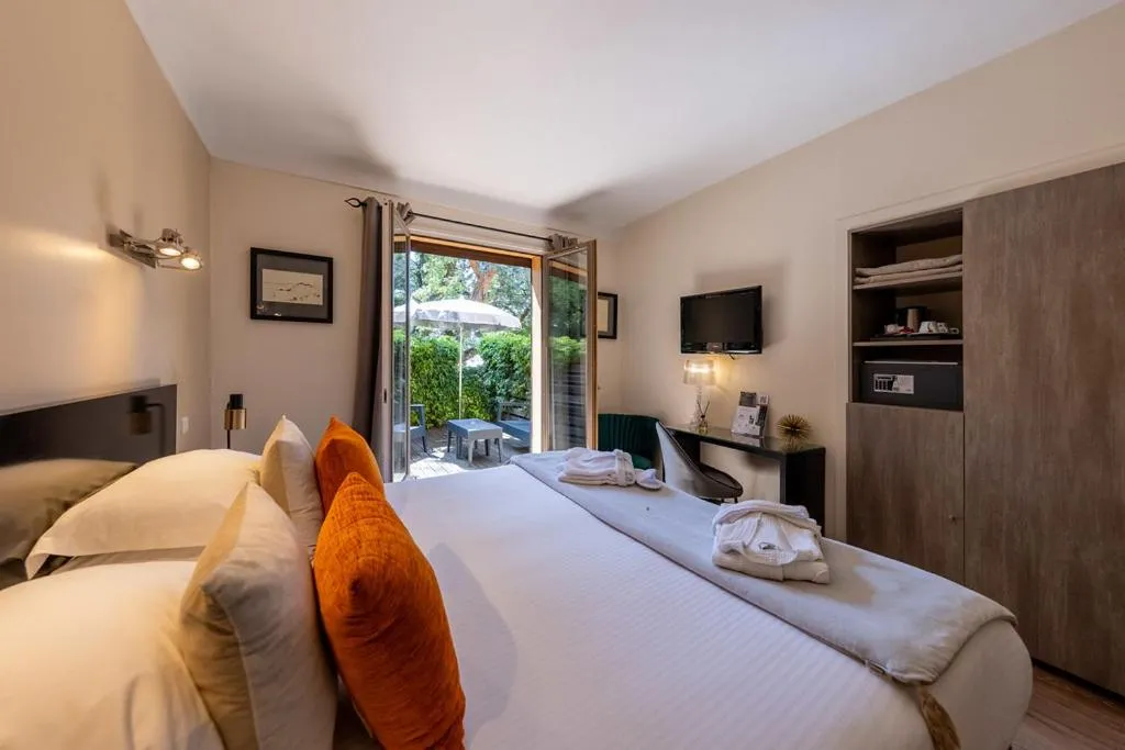 Bed in Le Madeloc Hôtel & Spa