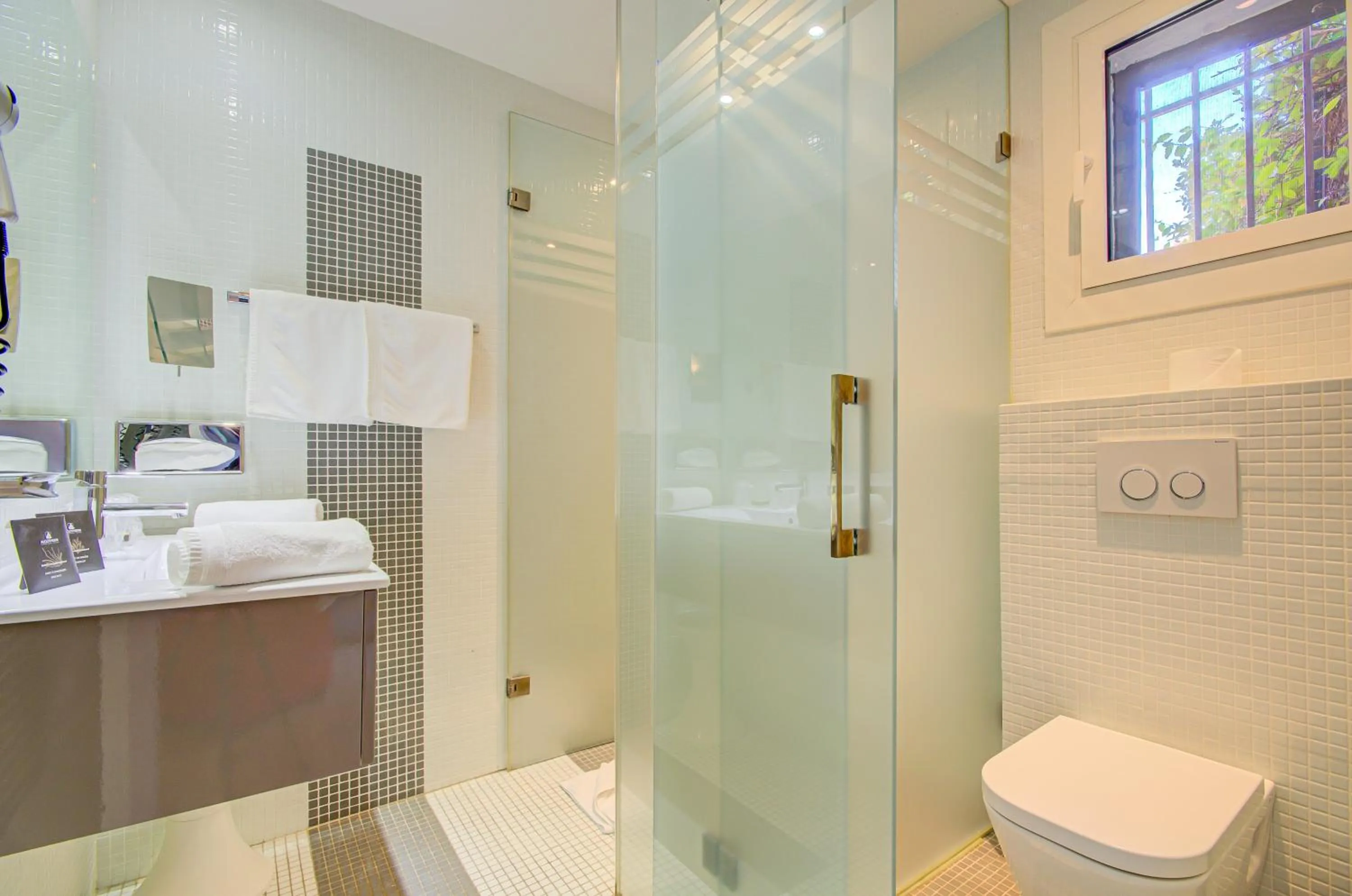 Bathroom in Le Madeloc Hôtel & Spa