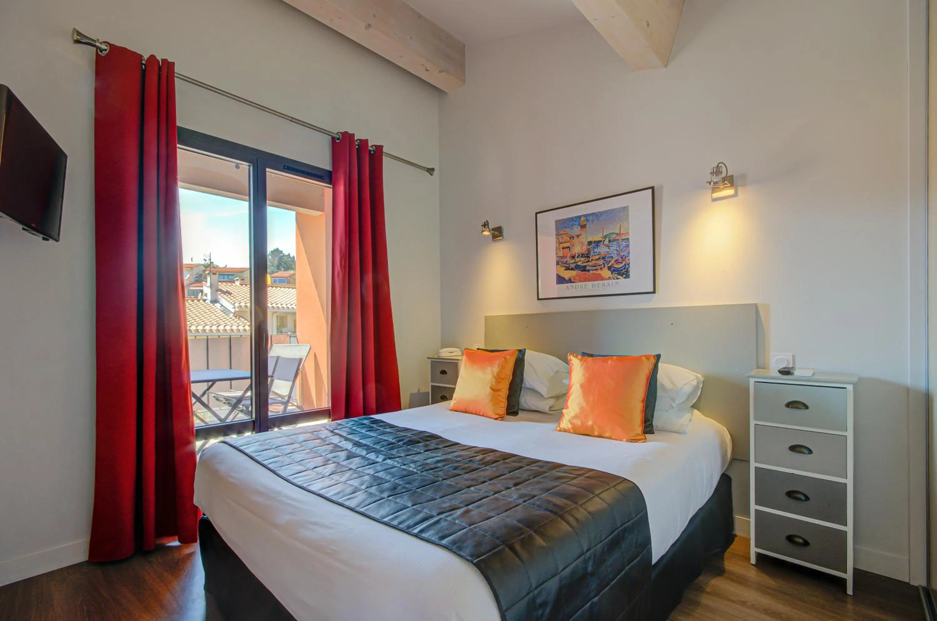 Bed in Le Madeloc Hôtel & Spa