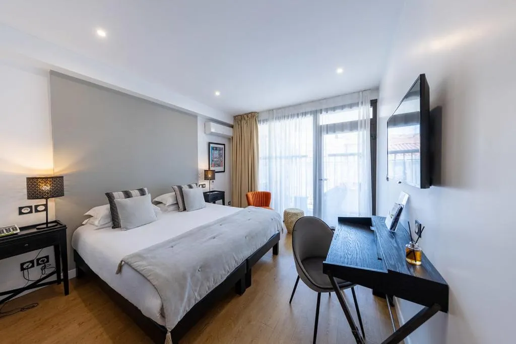 Bed in Le Madeloc Hôtel & Spa