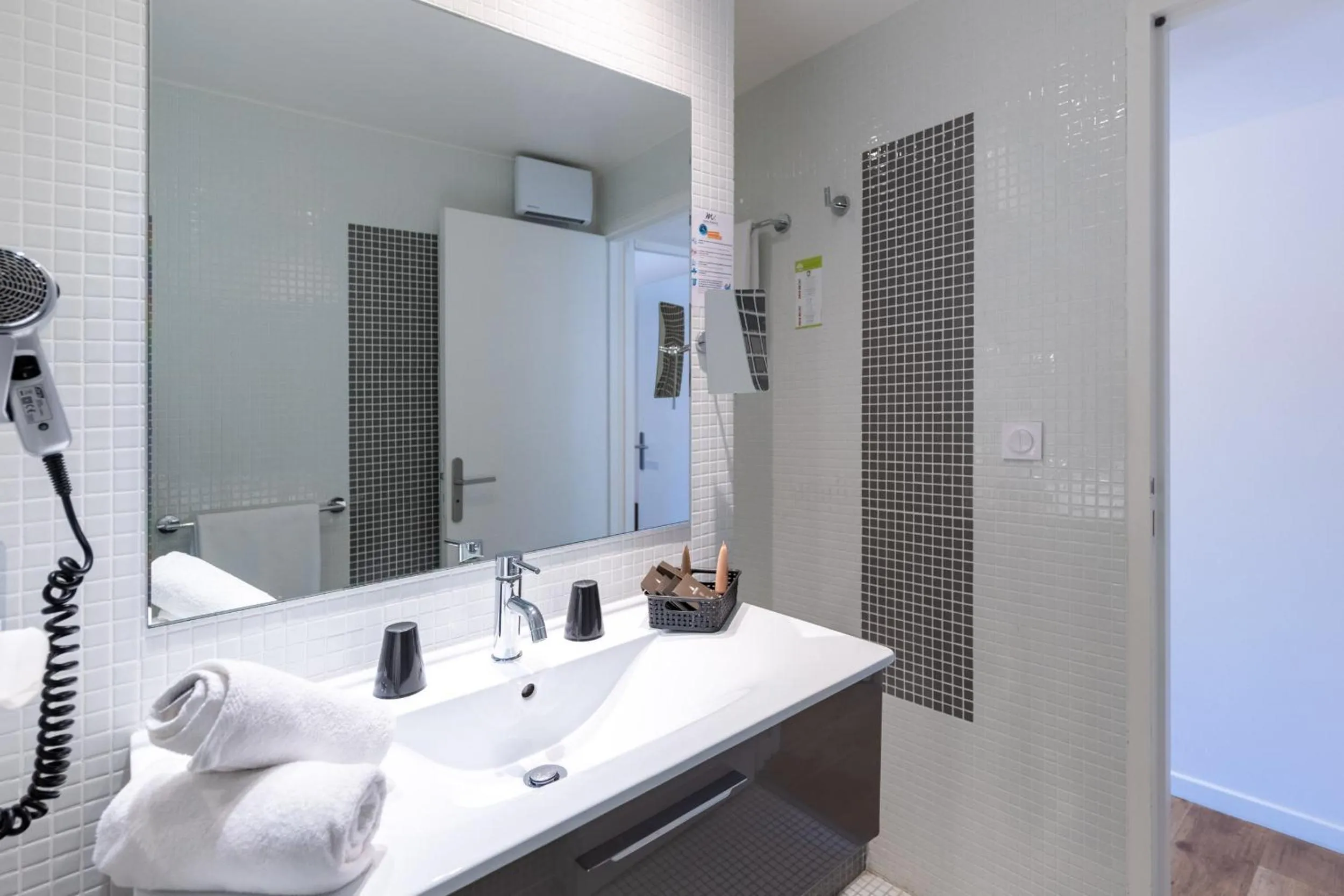 Bathroom in Hôtel & Spa Le Madeloc - Collioure Centre