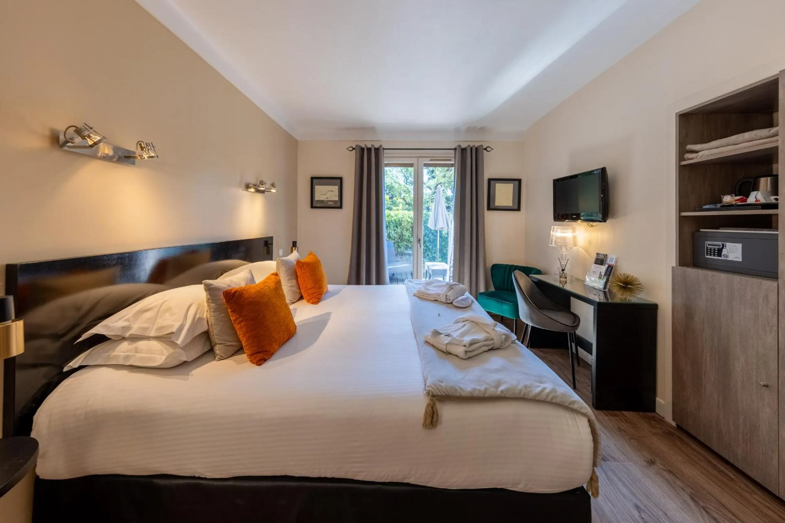 Photo of the whole room, Bed in Hôtel & Spa Le Madeloc - Collioure Centre