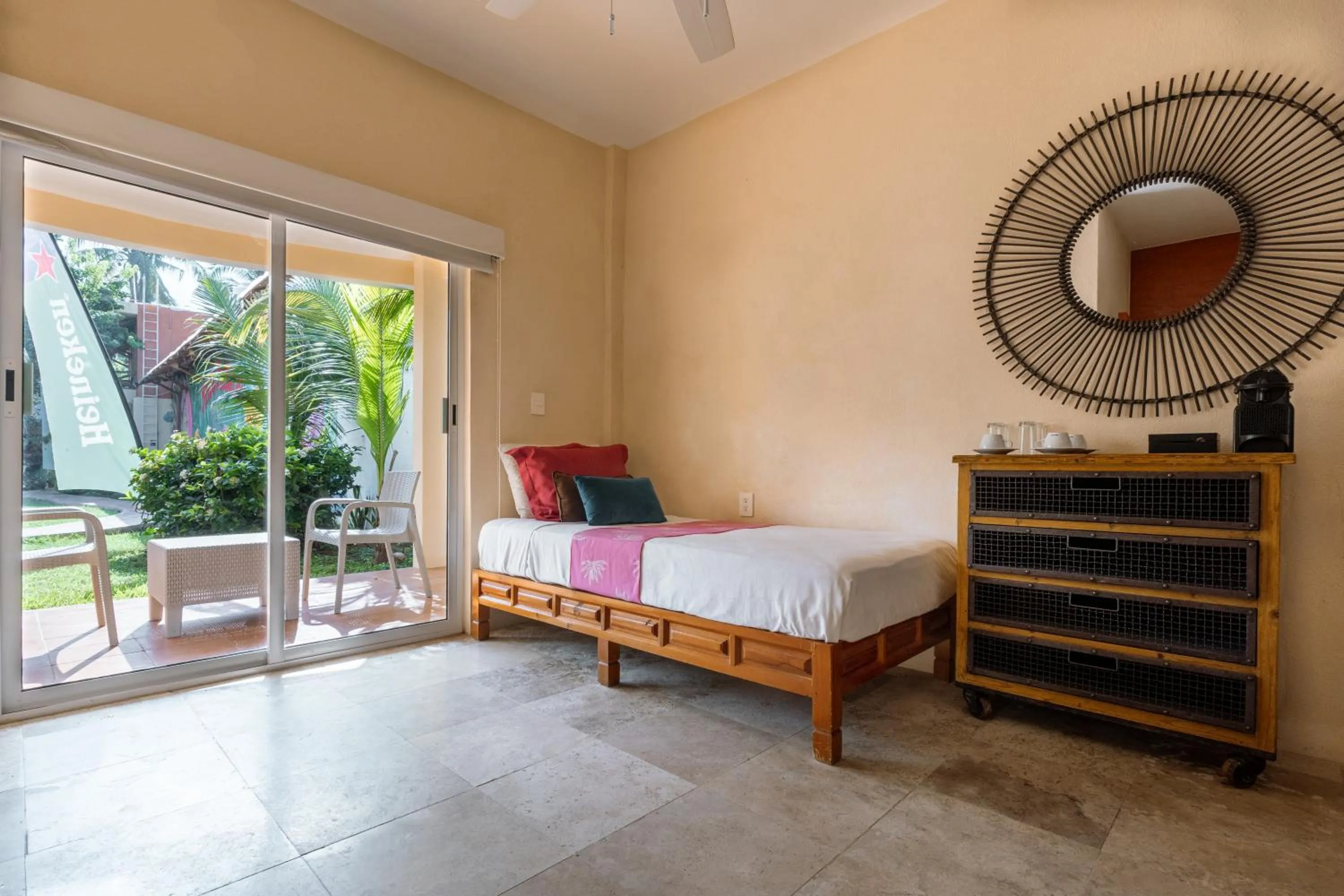 Photo of the whole room, Bed in Rojo Manglar Acapulco