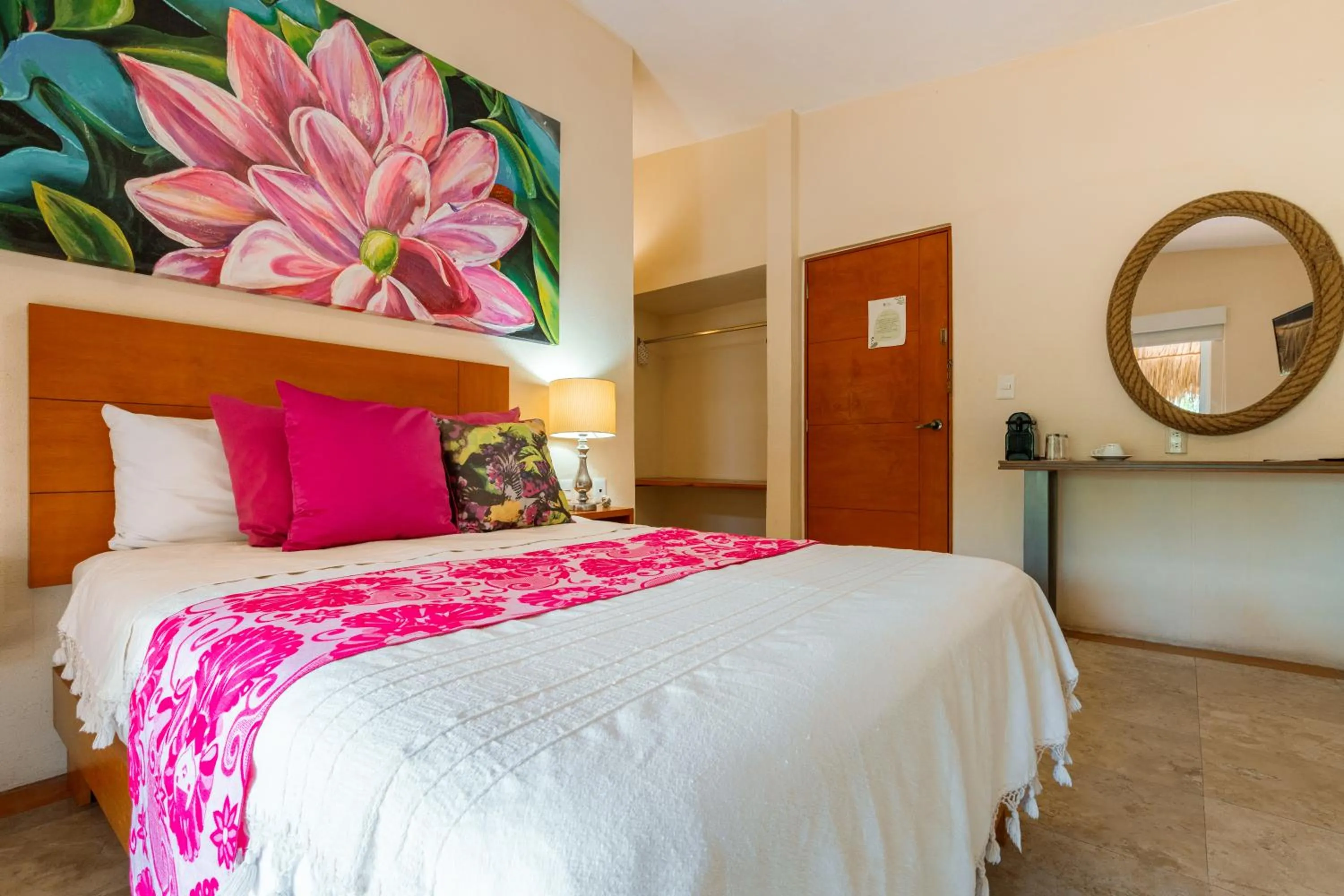 Photo of the whole room, Bed in Rojo Manglar Acapulco