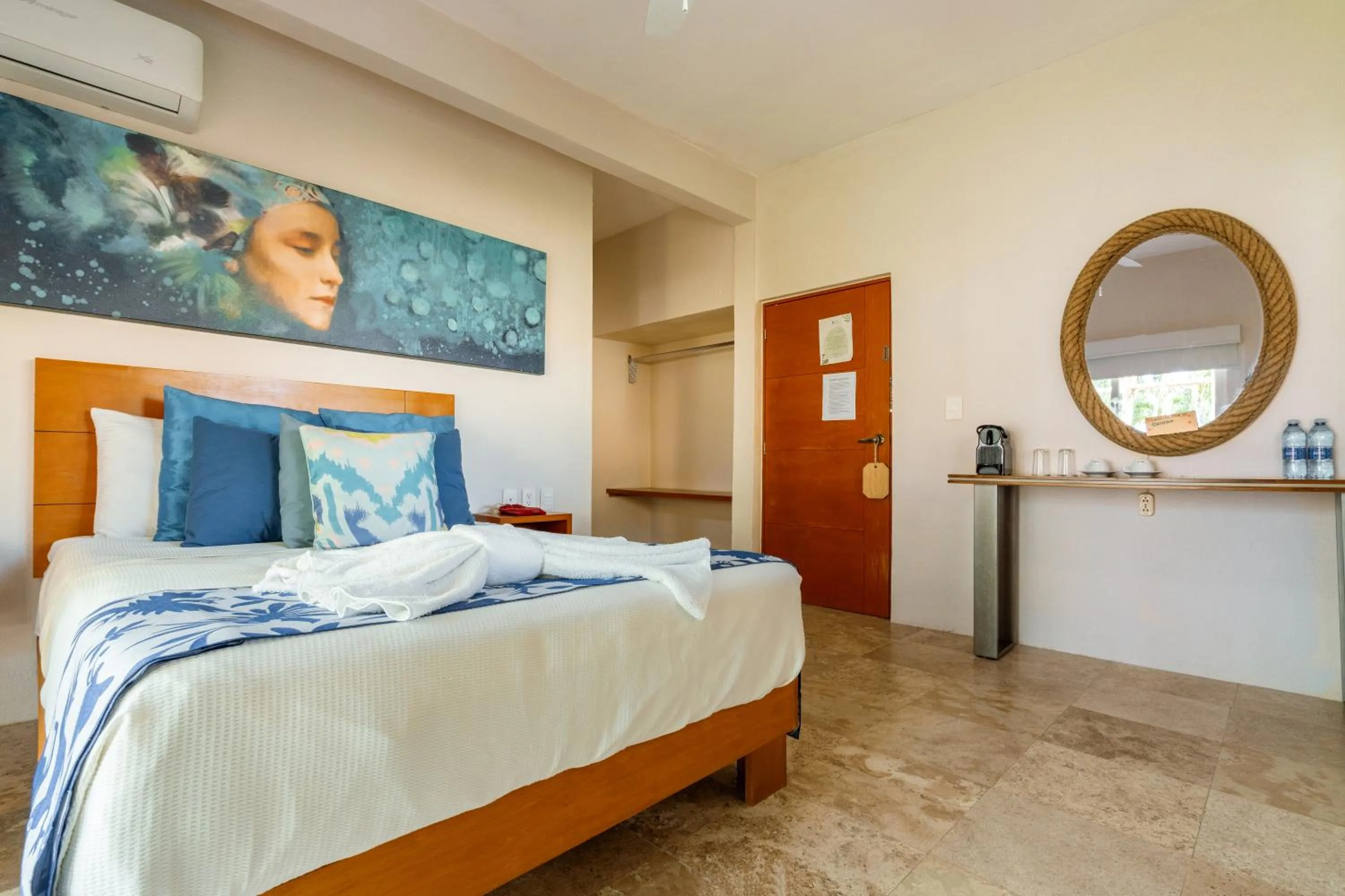 Photo of the whole room, Bed in Rojo Manglar Acapulco