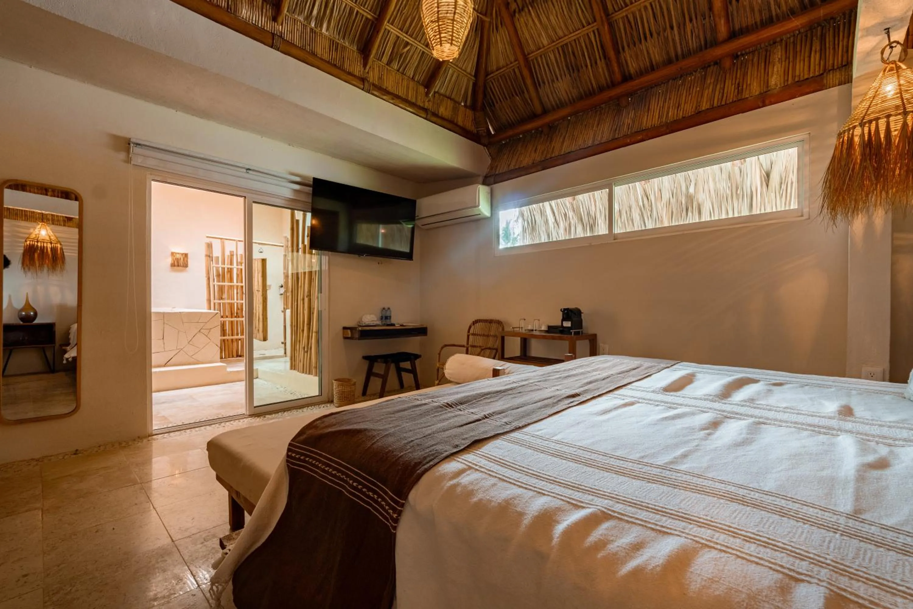 TV and multimedia, Bed in Rojo Manglar Acapulco