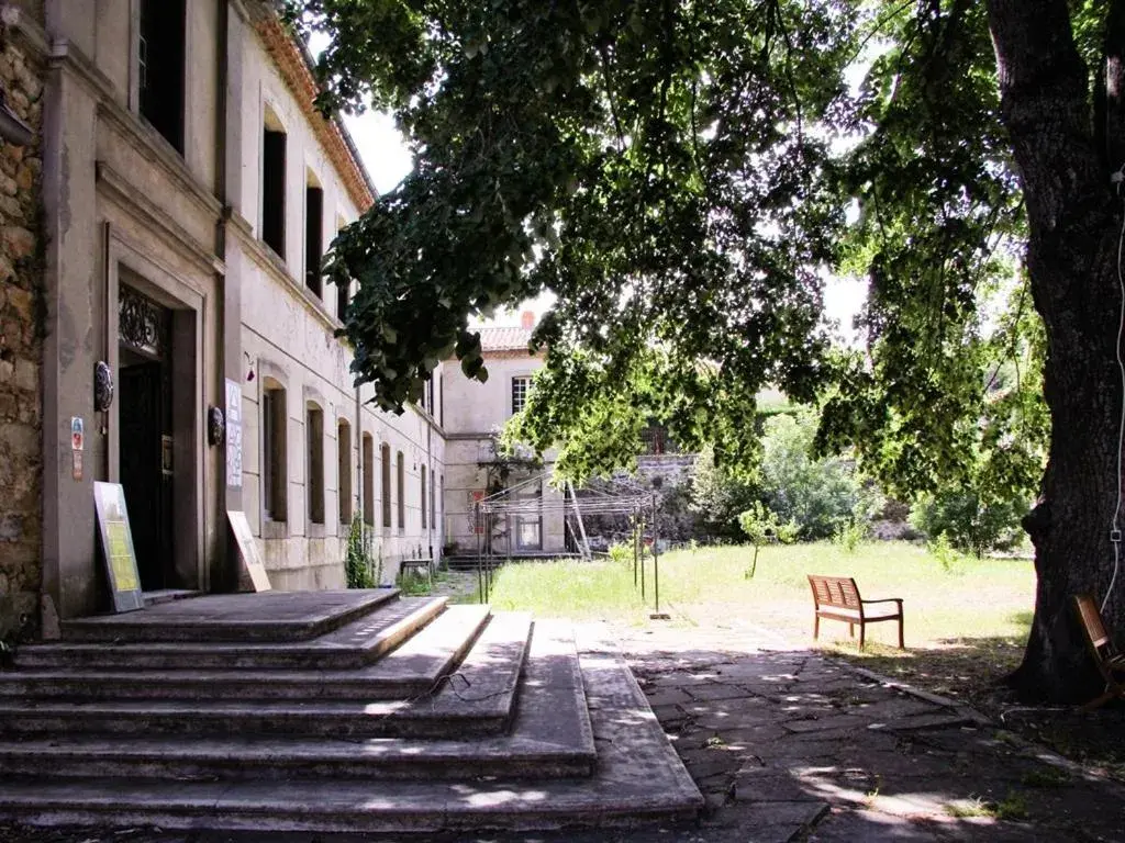 Property building in APOSTROPHE Chambres d'Hôtes Property building in APOSTROPHE Chambres d'Hôtes