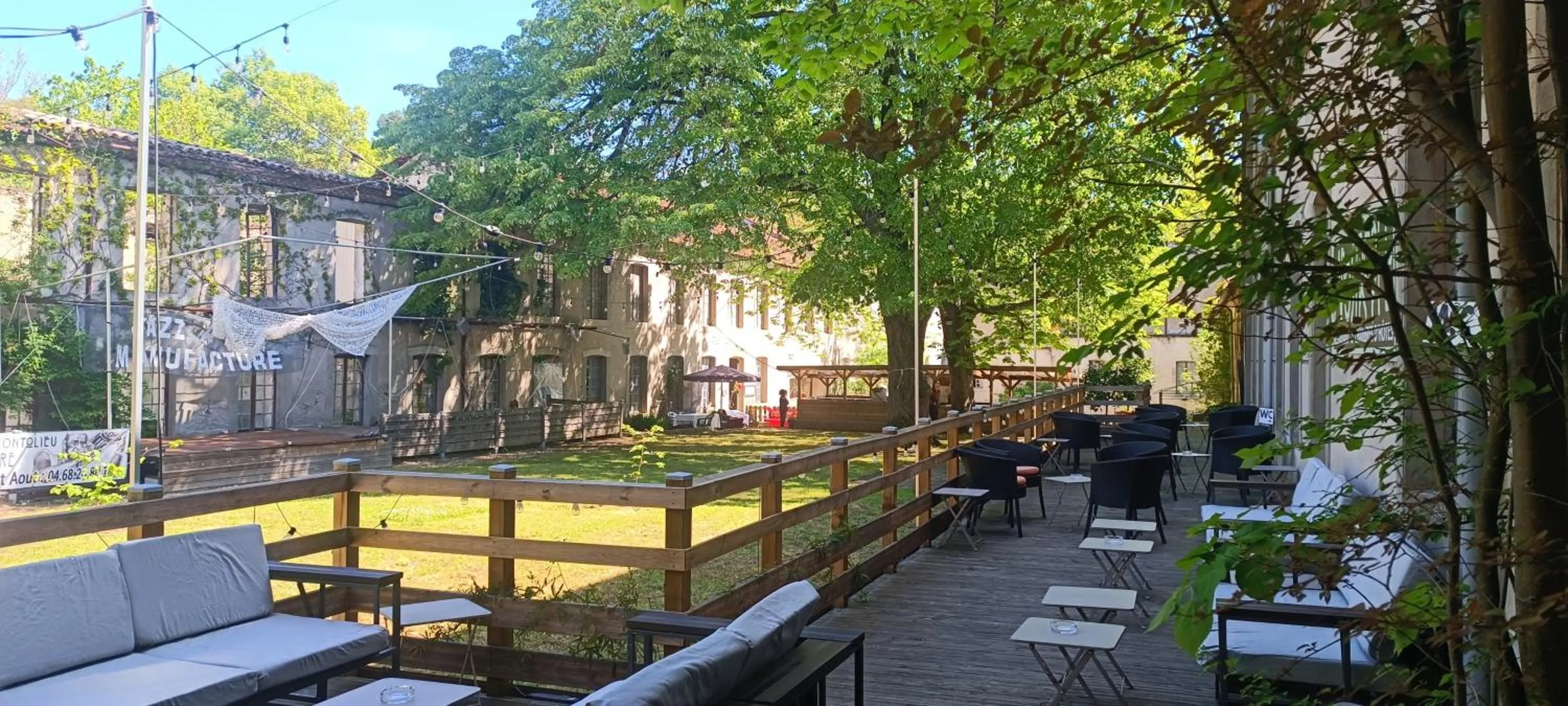 Garden view in APOSTROPHE Chambres d'Hôtes