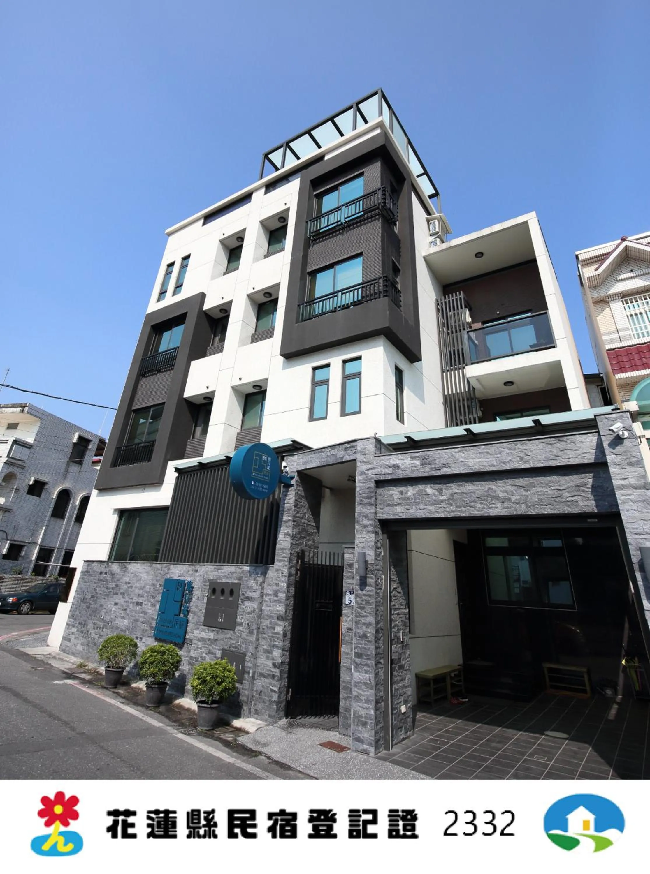 Day in 52 travelers home (with elevator)