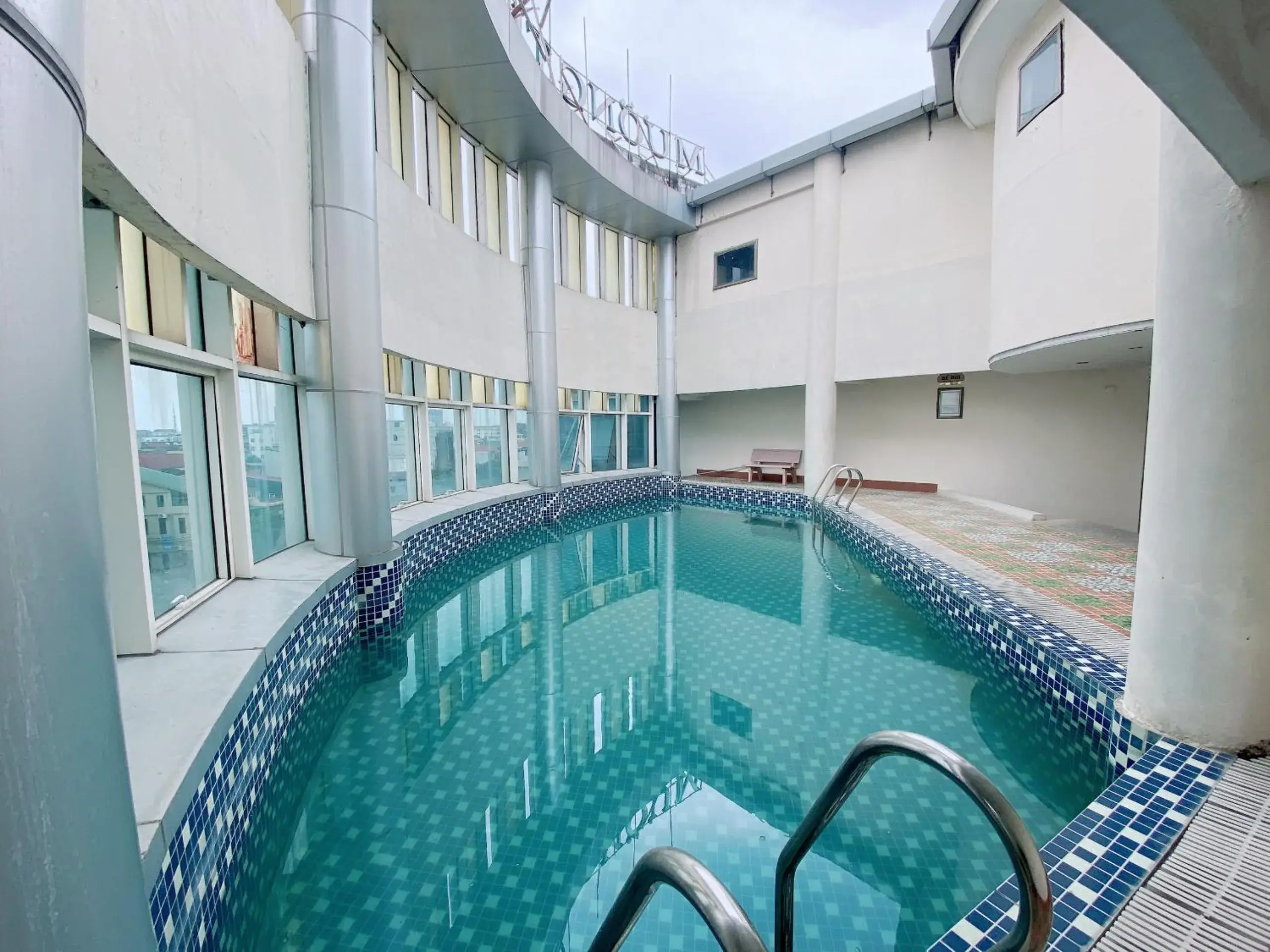 Swimming pool in Muong Thanh Thanh Nien Vinh Swimming pool in Muong Thanh Thanh Nien Vinh