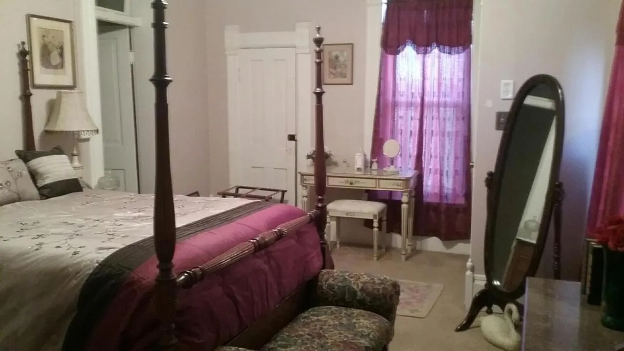 Bed in Smithville Historical Museum and Inn