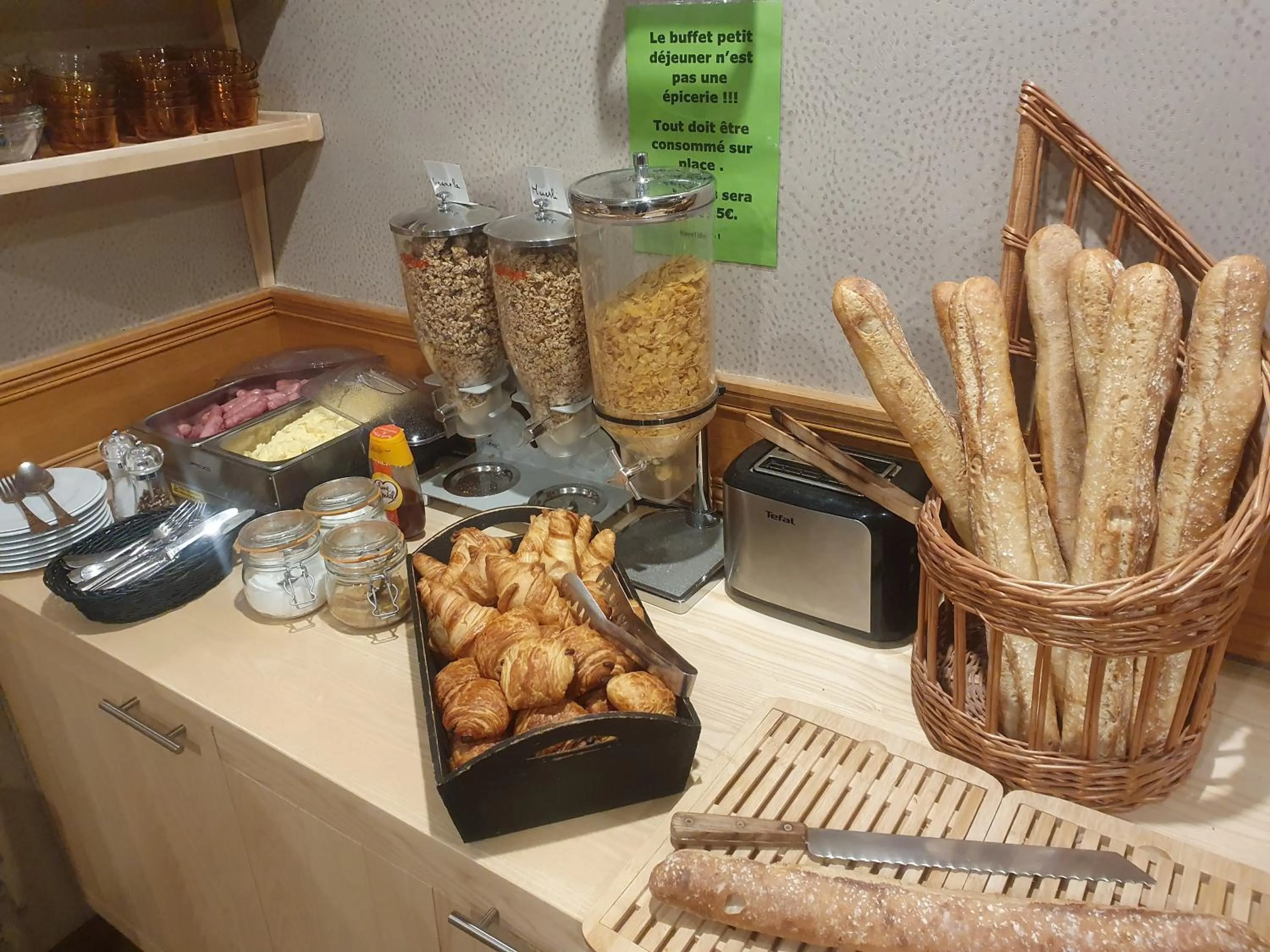 Breakfast in Logis Hôtel-restaurant Les Coudercous