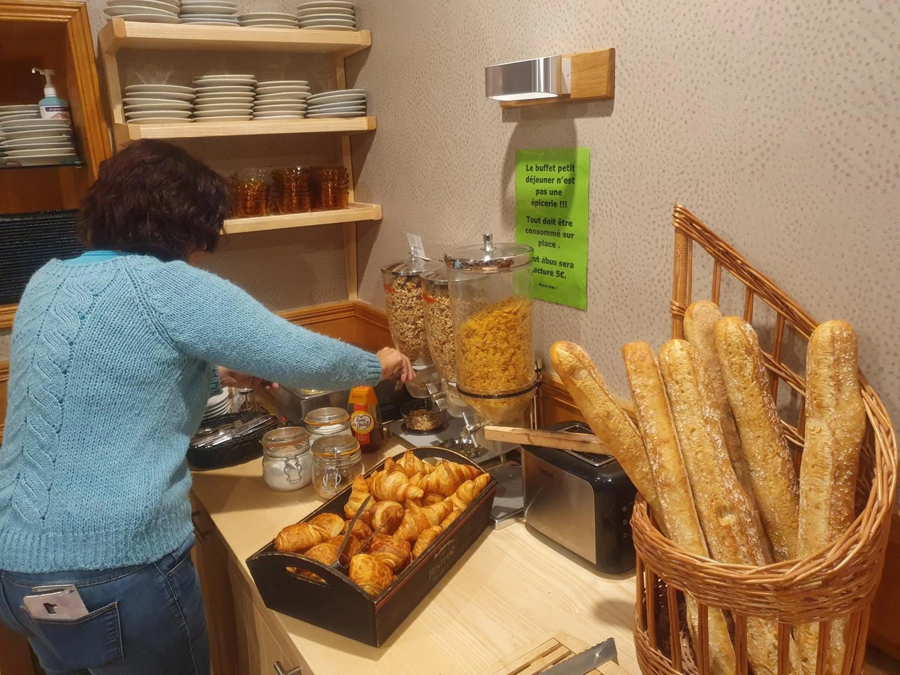 Breakfast in Logis Hôtel-restaurant Les Coudercous