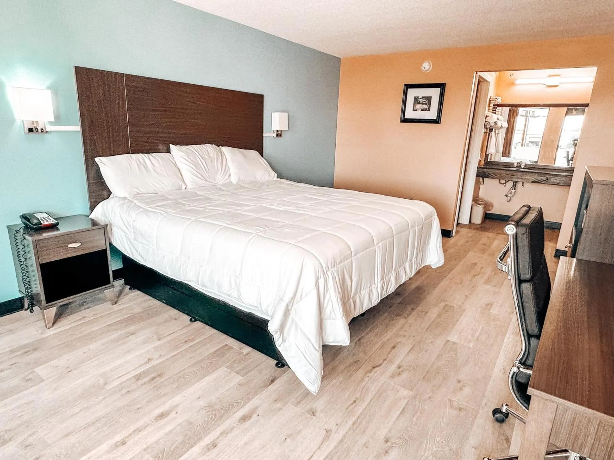 Bedroom, Bed in Laker Inn