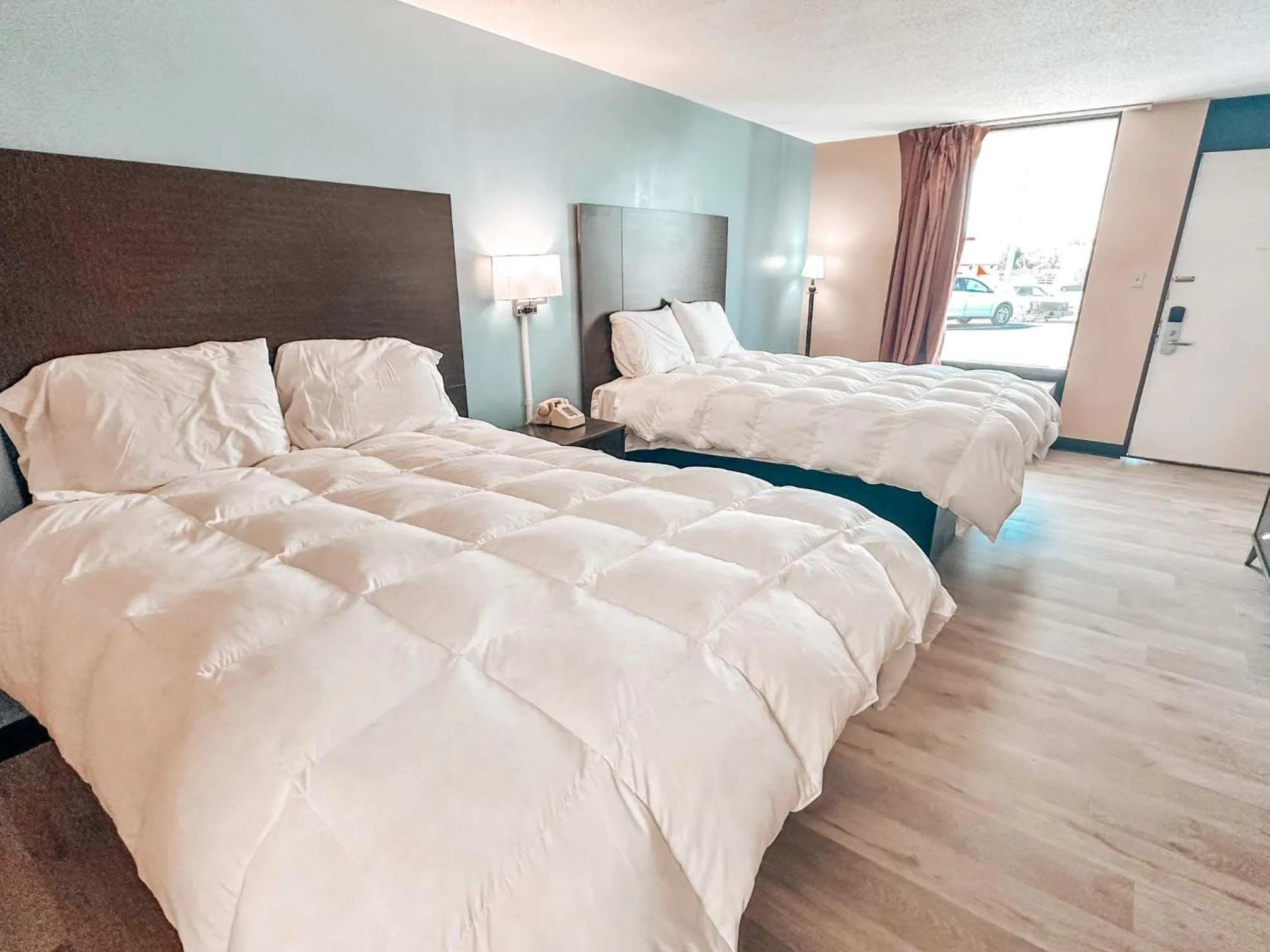 Bedroom, Bed in Laker Inn