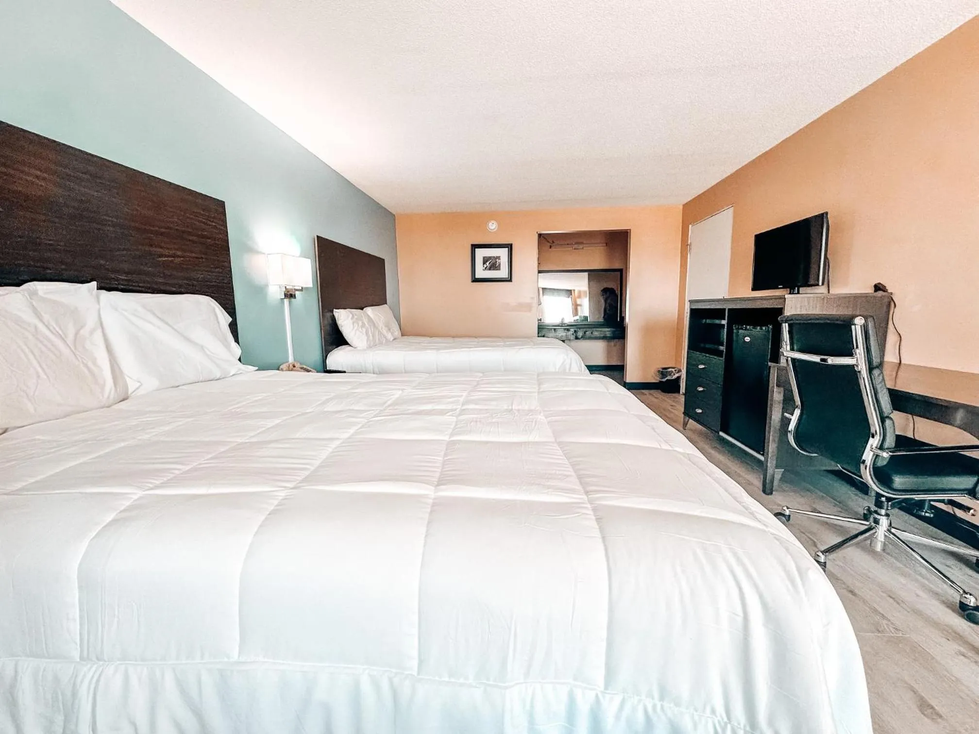 Bedroom, Bed in Laker Inn