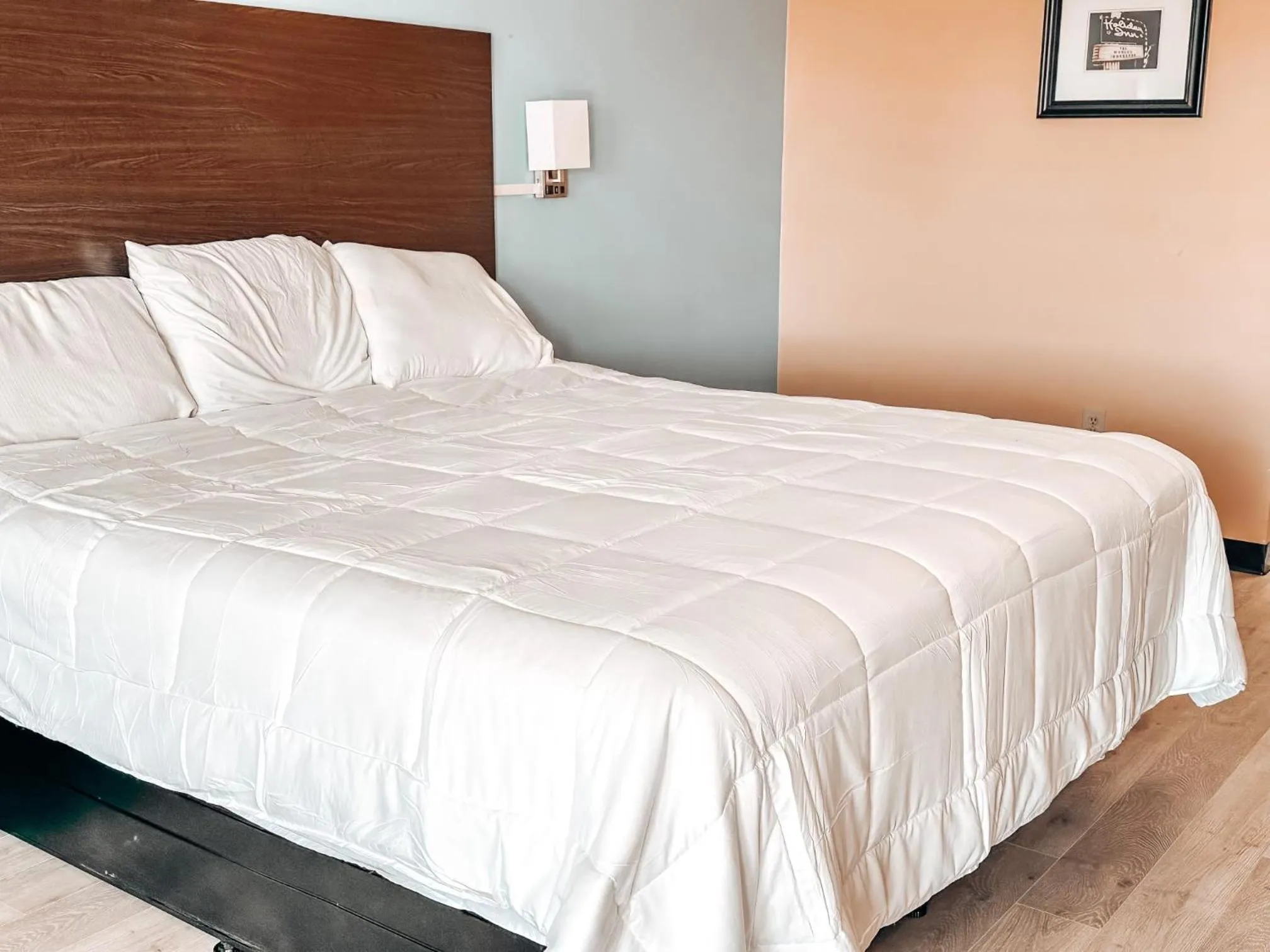 Bedroom, Bed in Laker Inn